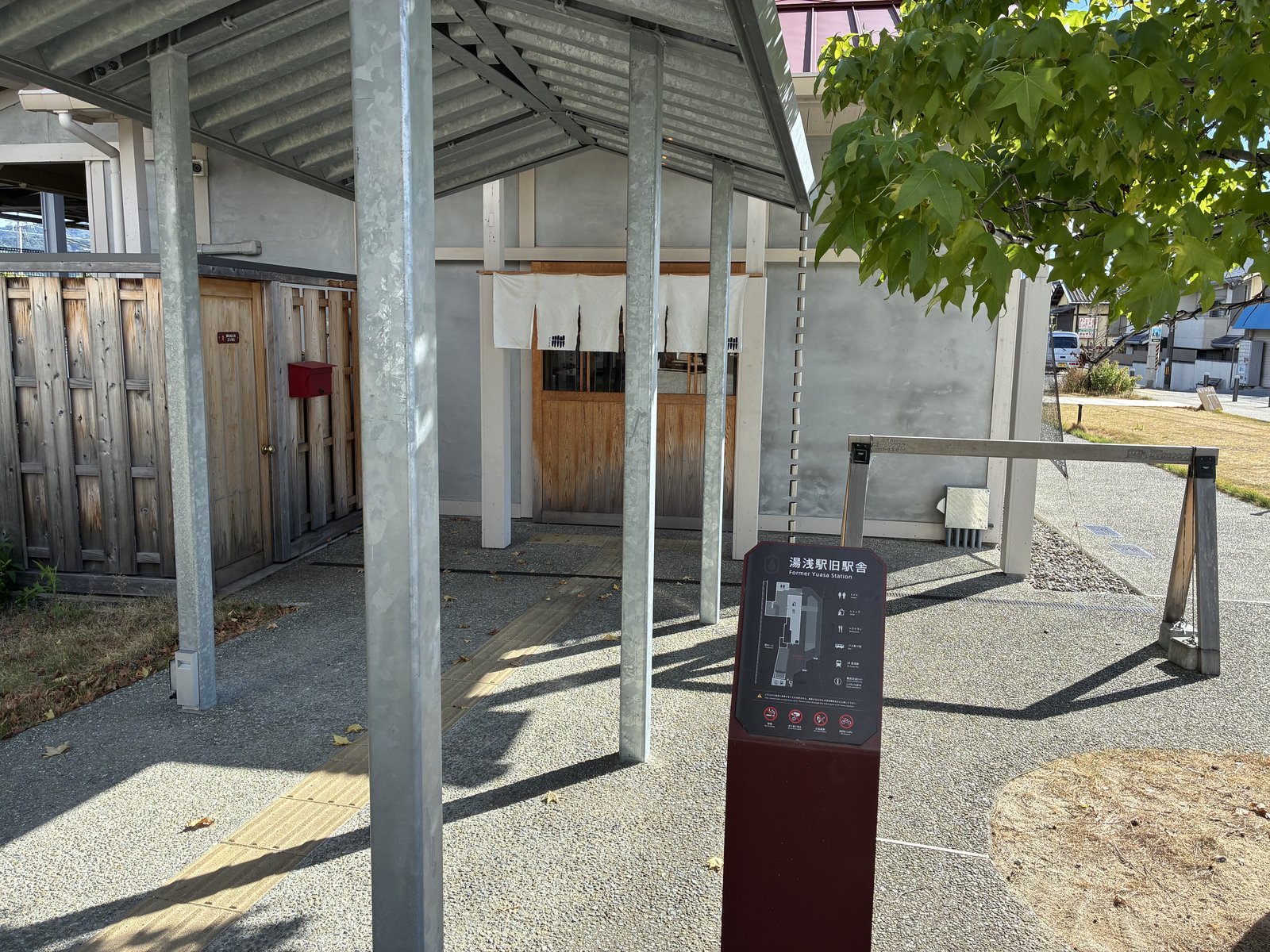 旧駅舎の前に立つ案内の柱。英語の表記もあります