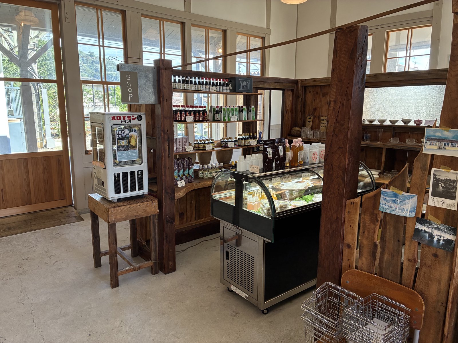 旧駅舎の中の売店。棚には醤油や調味料が並んでいます