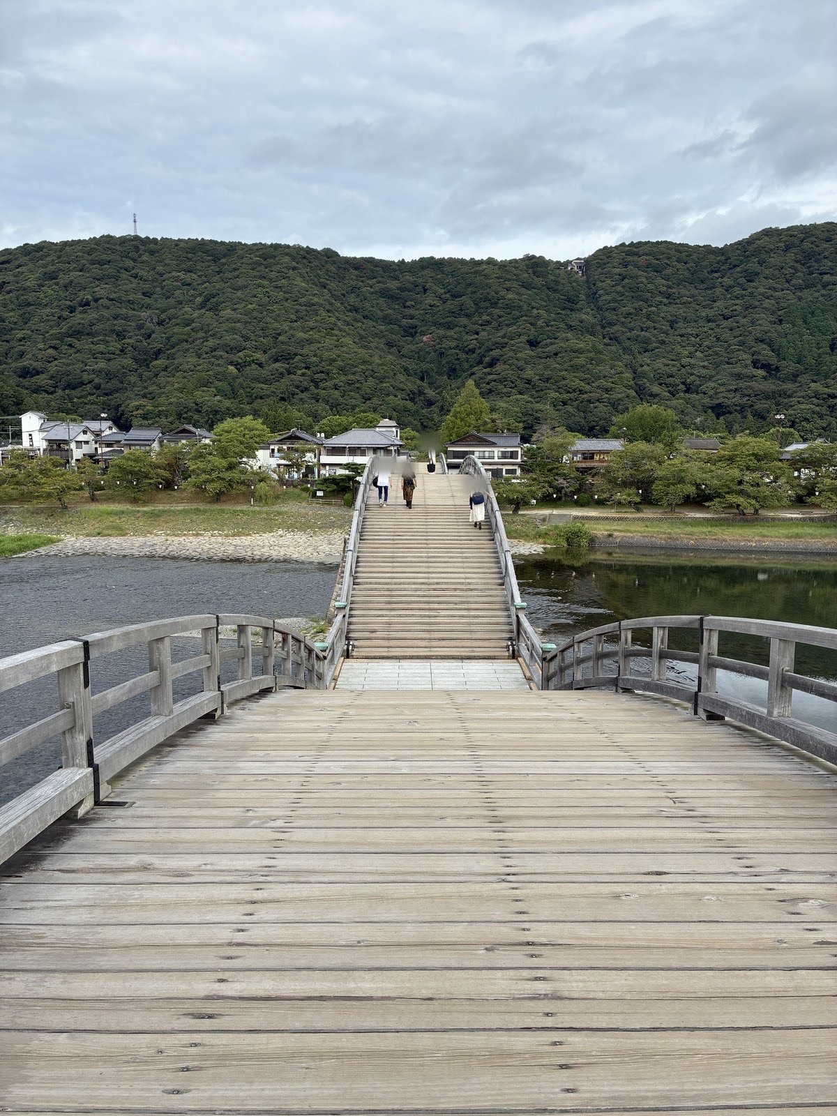 錦帯橋の板張りの通路
