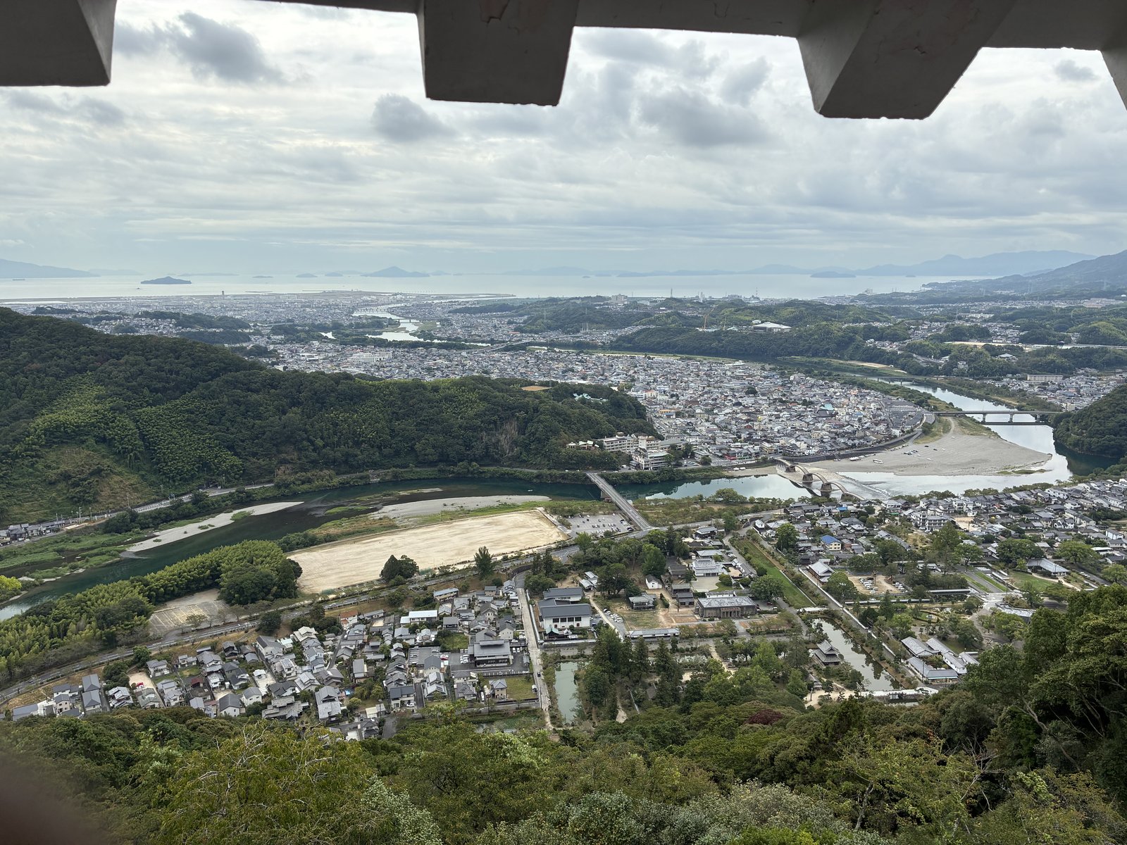 天守から見た錦帯橋と錦川、瀬戸内海