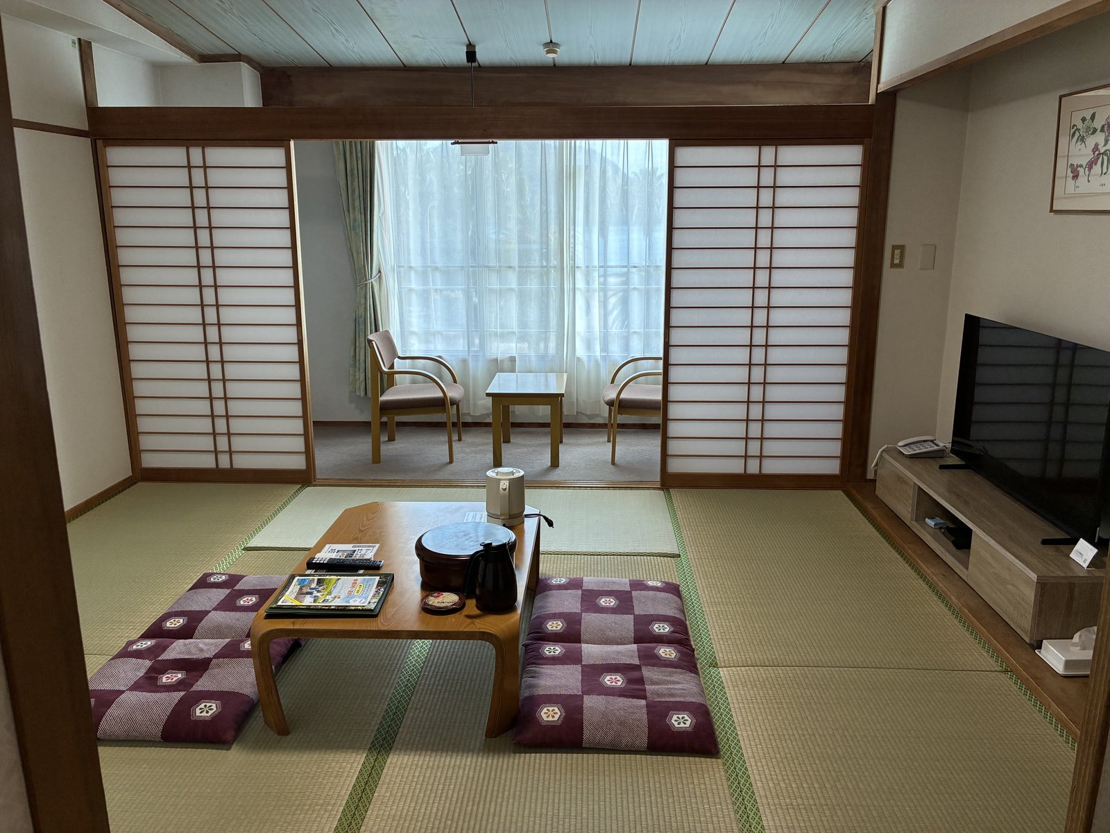 宿泊した部屋の和室。窓際に椅子とテーブルがありました