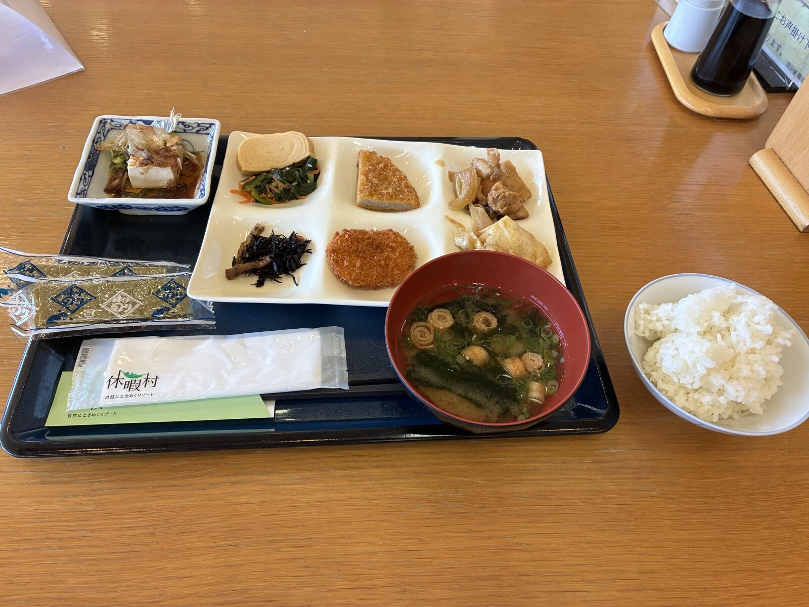バイキングで取った朝ごはん。ご飯とみそ汁、仕切りのお皿におかずが並んでいます