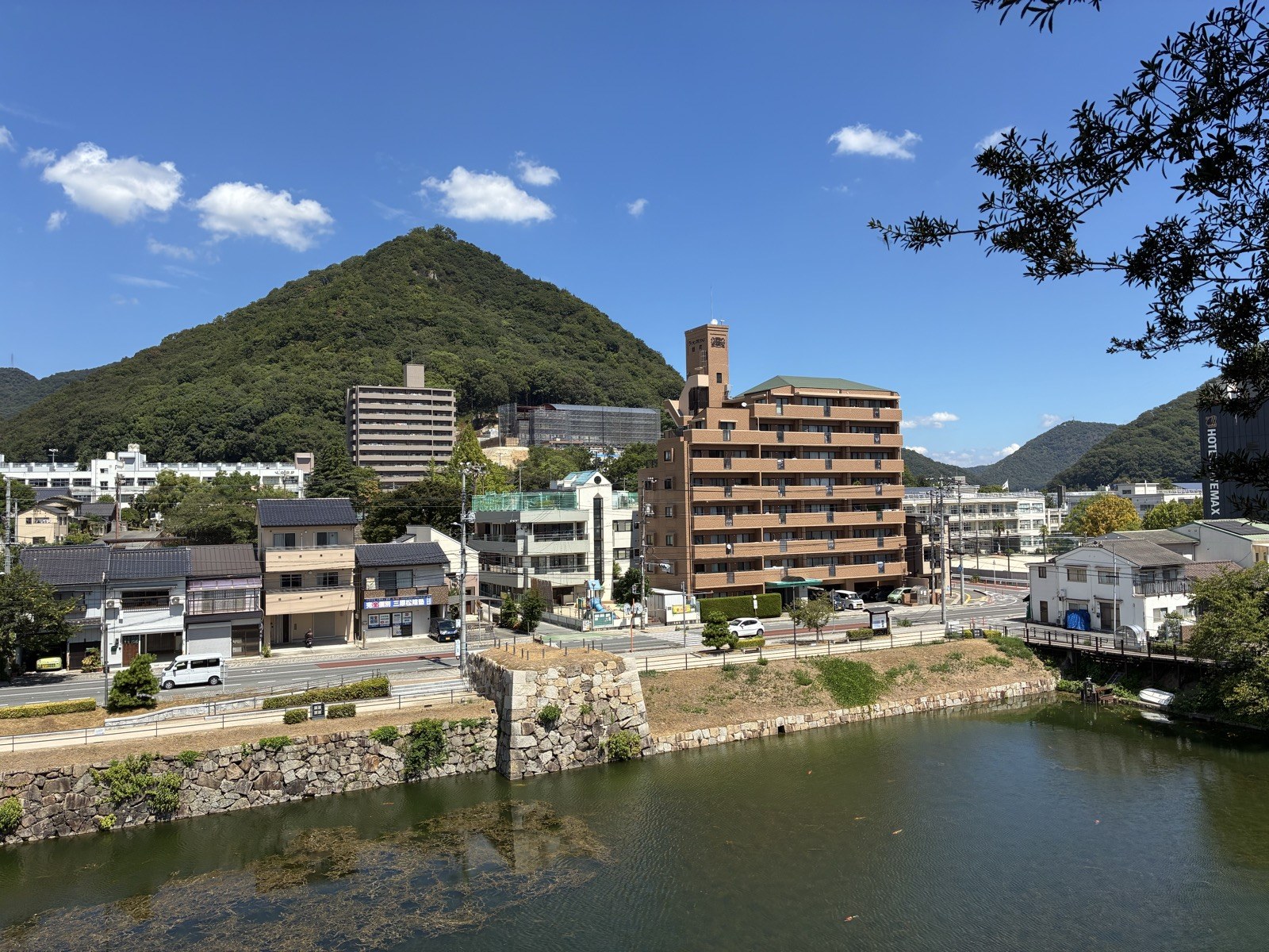 天主台跡の上から見た三原。堀の石垣の向こうに町と山が見えます