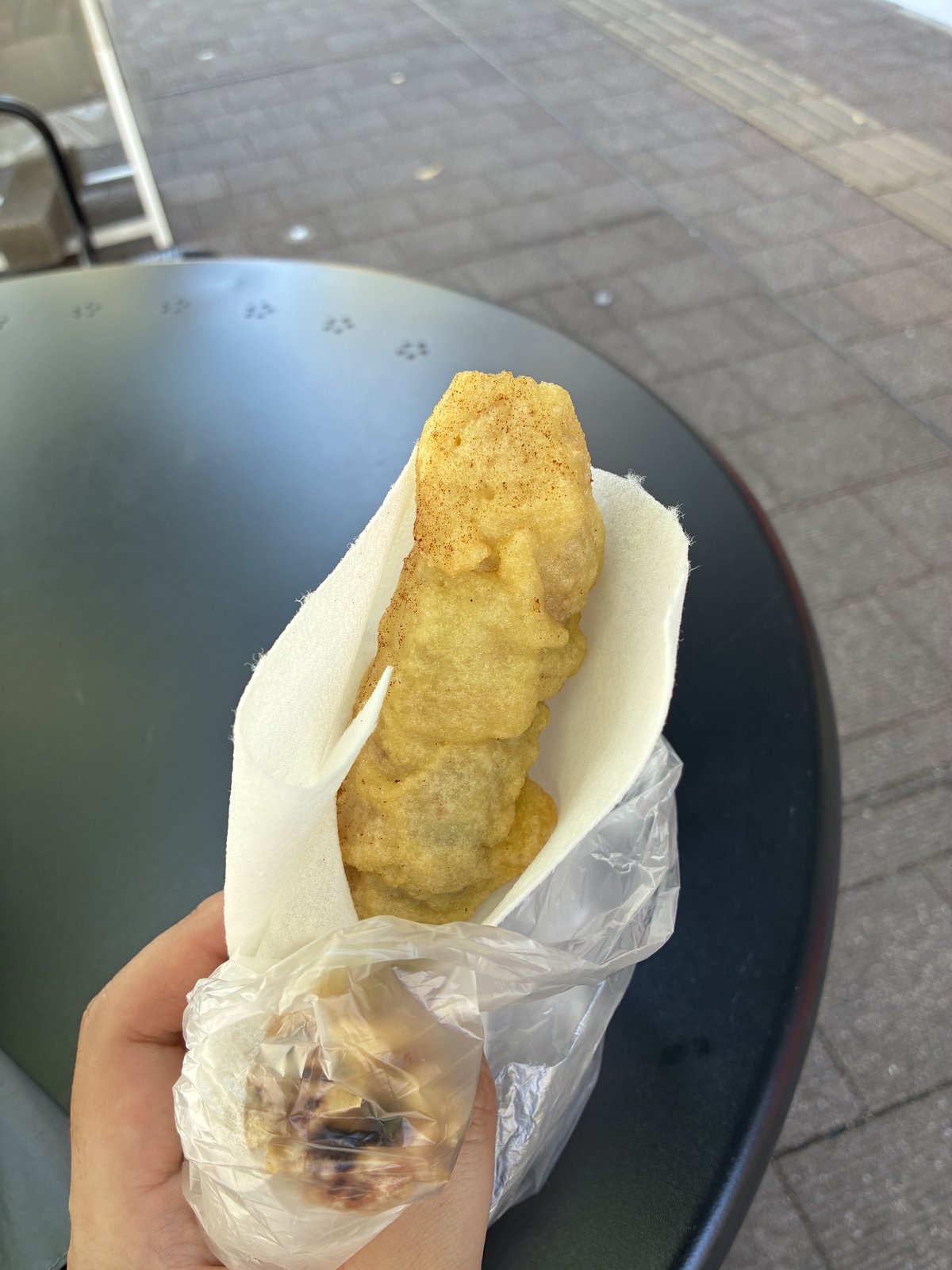 タコ天。手に持つとこの大きさです