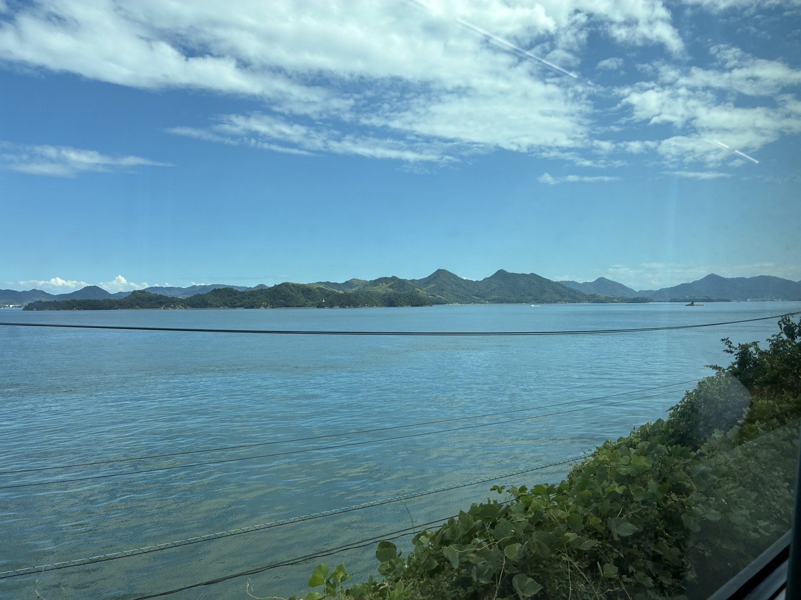 呉線の車窓から見えた瀬戸内海。島影が重なっています