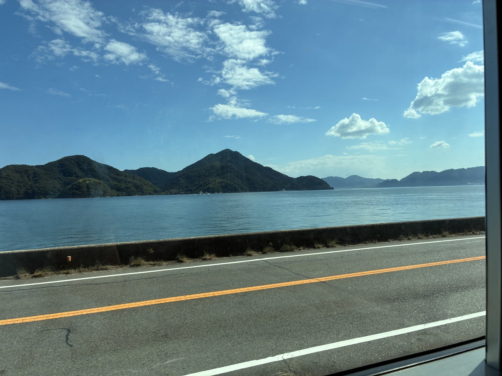 呉線の車窓。線路のすぐそばが海です