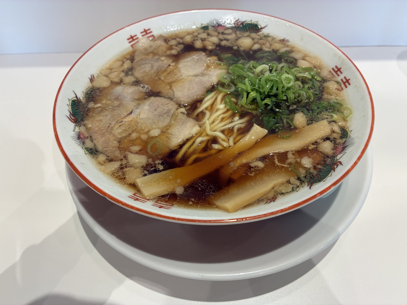 尾道ラーメン。12時前に並んで15分で入れました