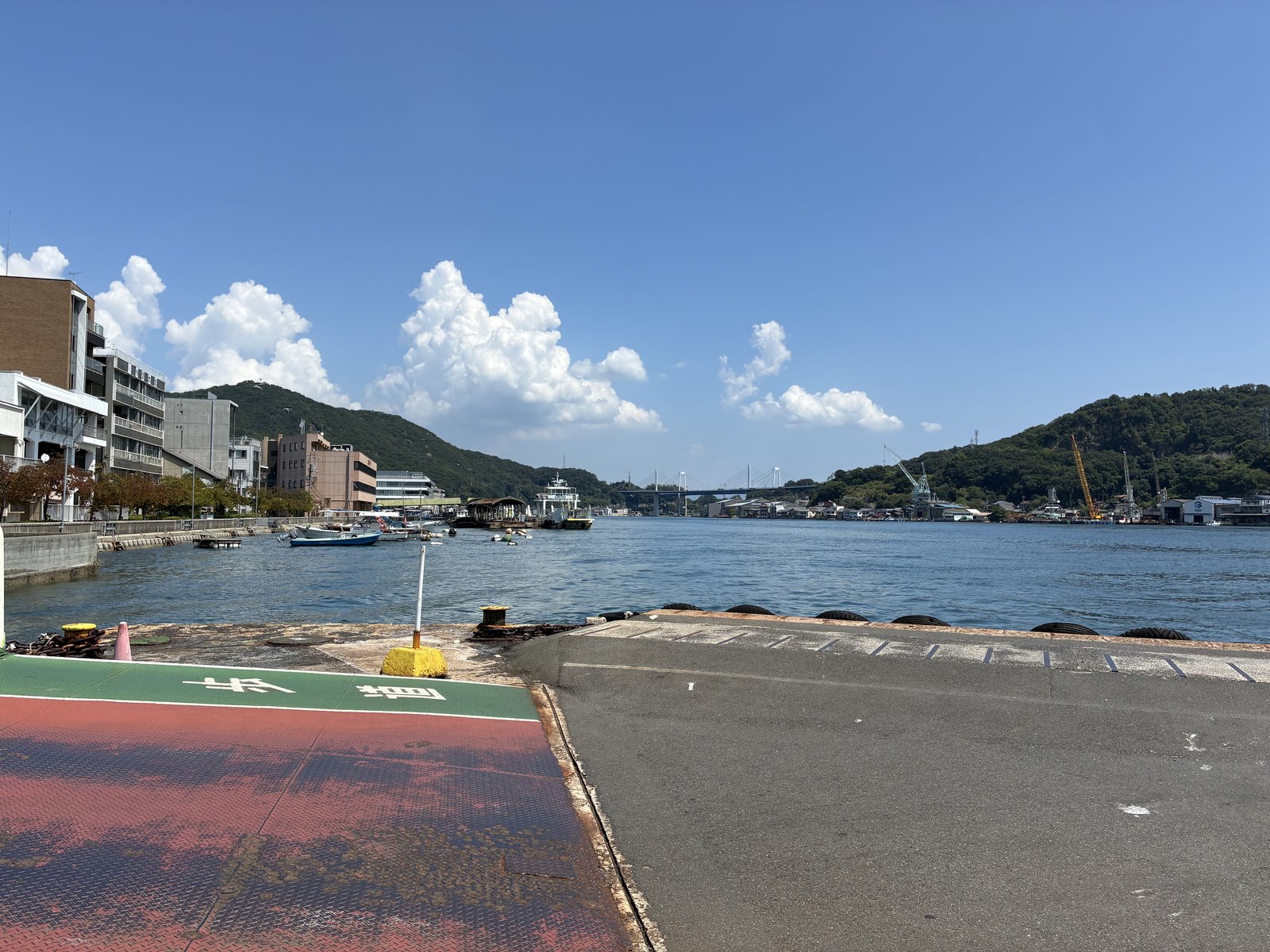 渡船ののりば。向こう岸が向島です