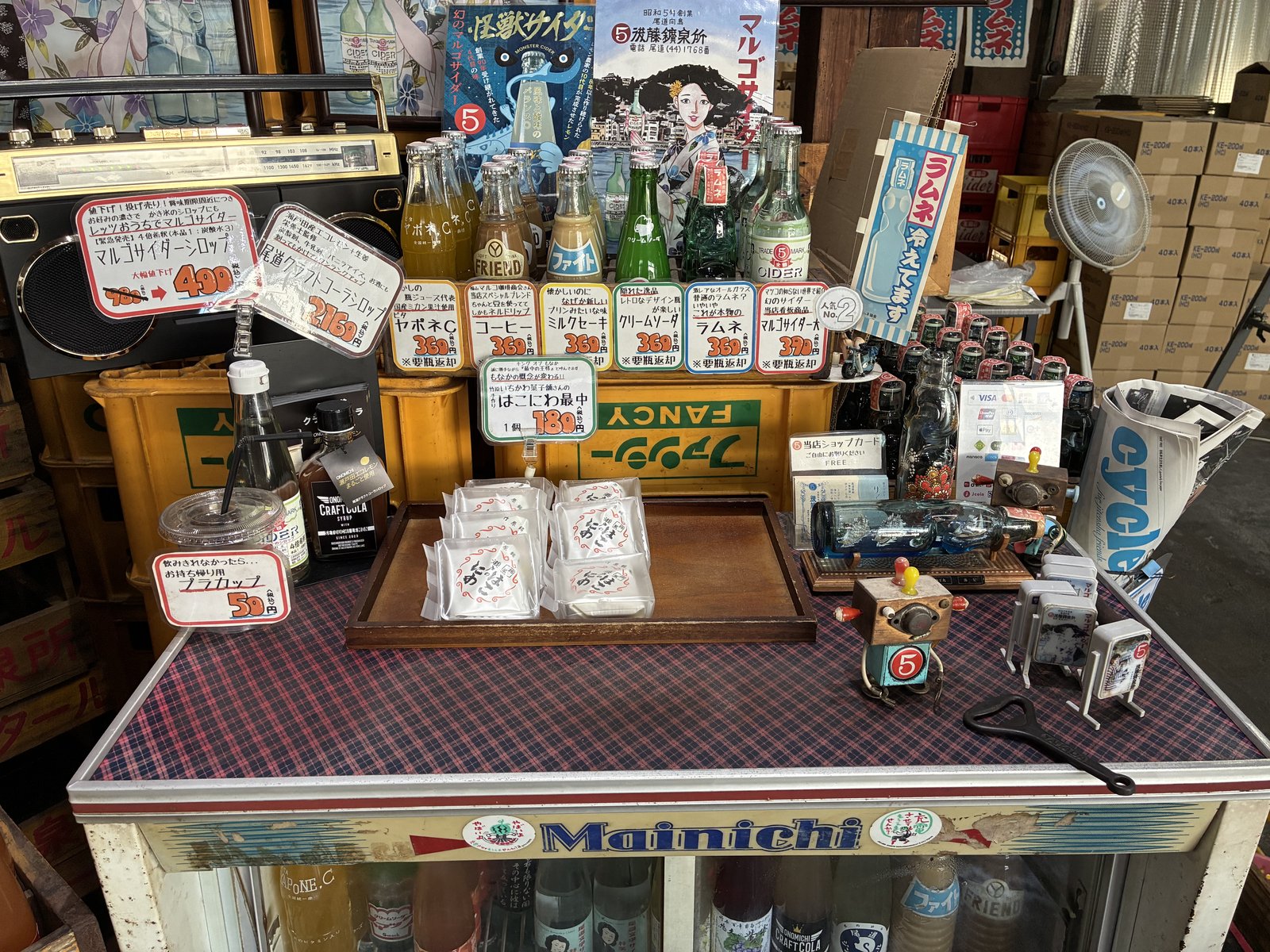後藤鉱泉所の売り場。値札と瓶が並んでいます