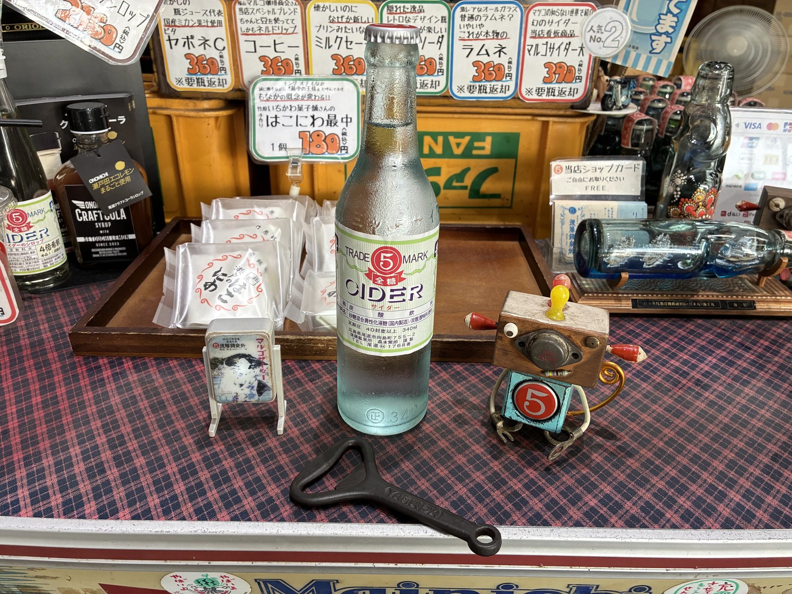 手前の瓶が、私が飲んだマルゴサイダー(大)390円。撮影用にお店の方が並べてくださいました