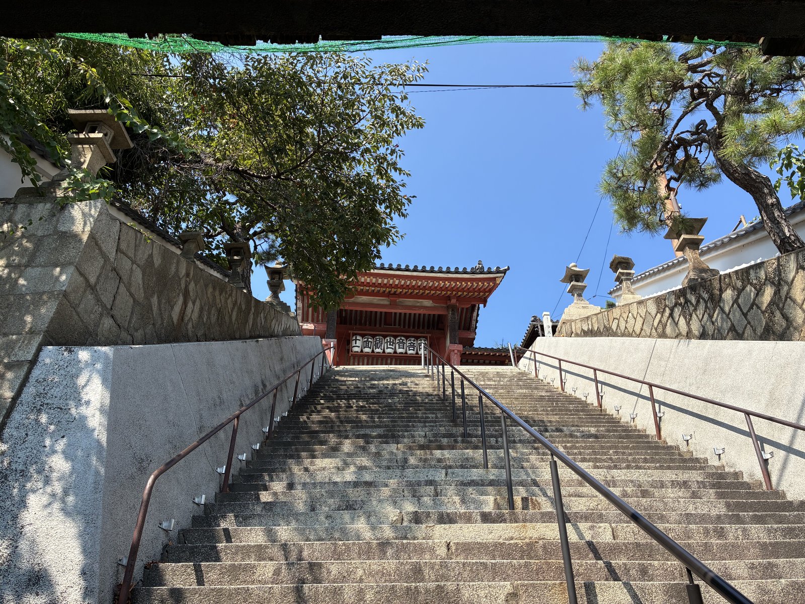 石段の先の朱塗りの山門