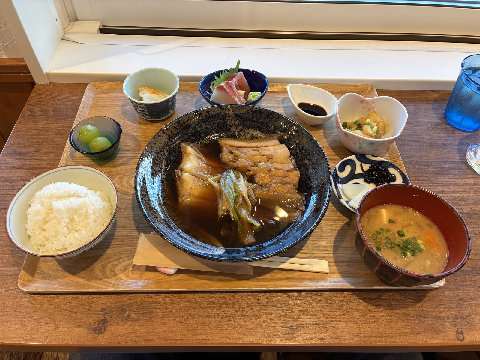 煮付け定食。魚は「デンショウ」と教わりました