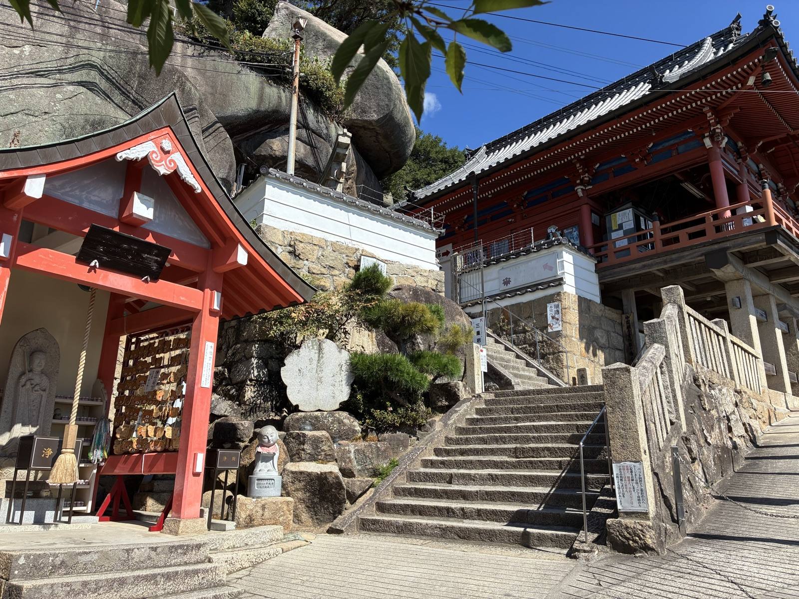 千光寺の本堂。大きな岩の下に朱塗りの建物が前へせり出して建っています