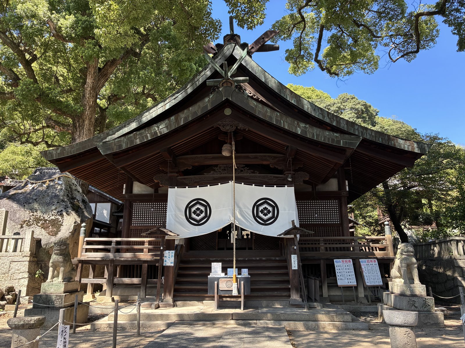艮神社の拝殿