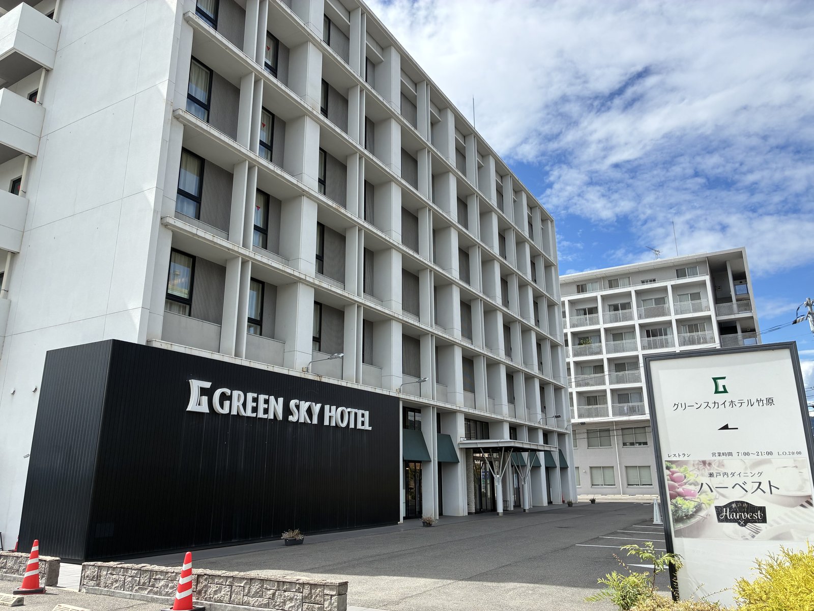 グリーンスカイホテル竹原の建物。駅から歩いてすぐの場所にあります