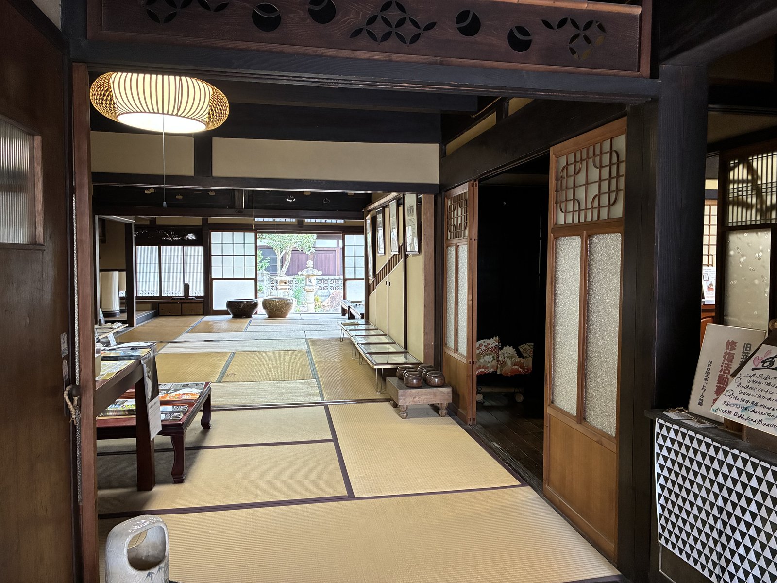 旧笠井邸の中。畳の広間の先に庭が見えます