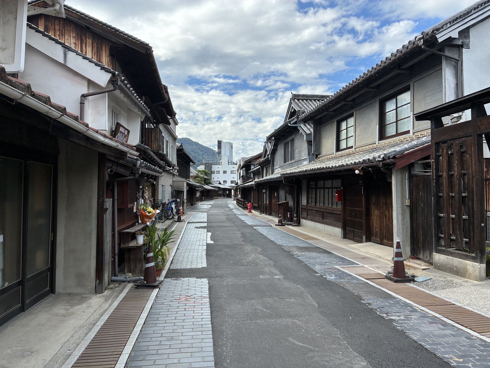 町並み保存地区の通り。両側に町家が続きます