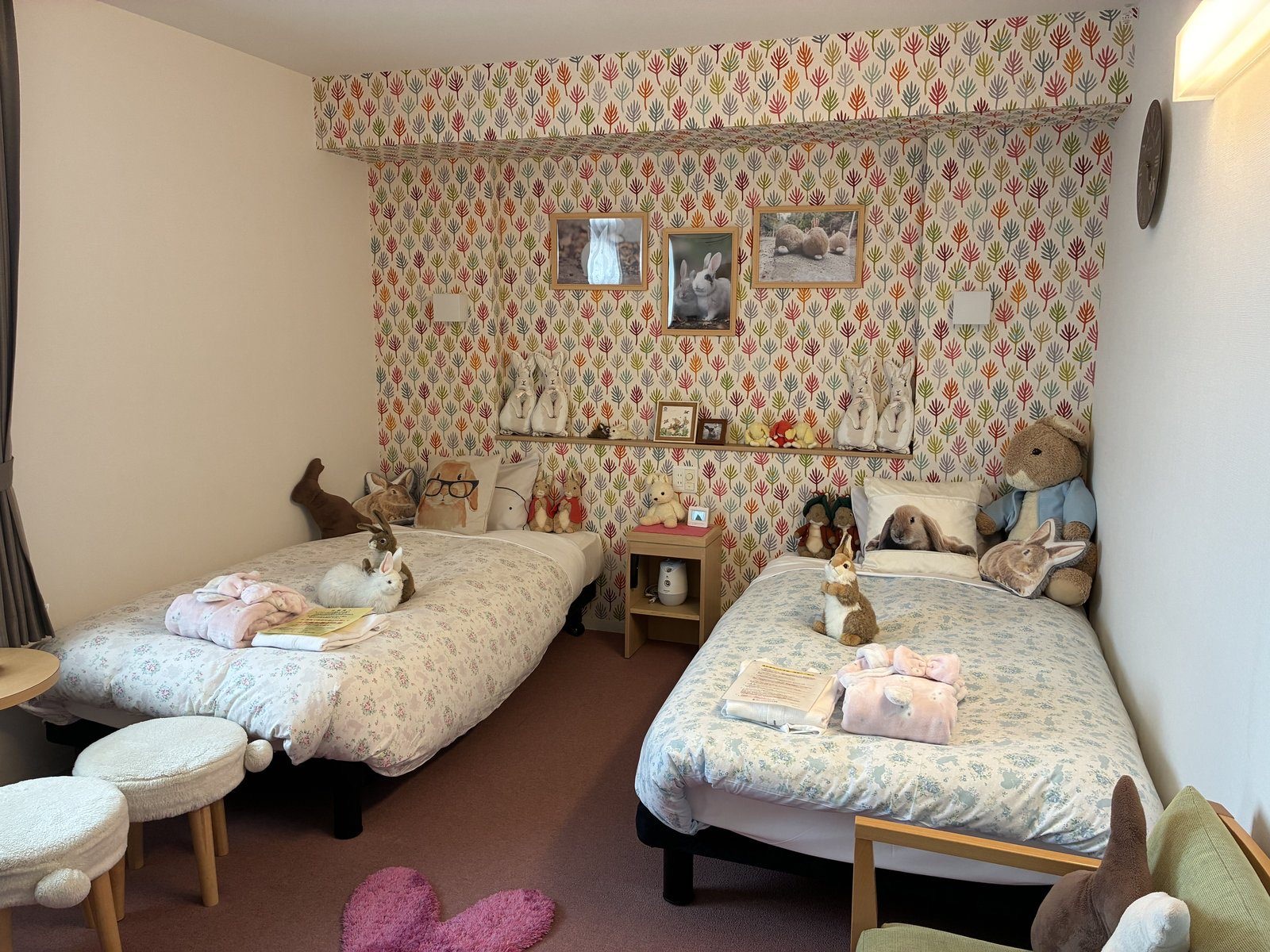 グリーンスカイホテル竹原のうさぎルーム。うさぎのぬいぐるみが置かれたツインの部屋です