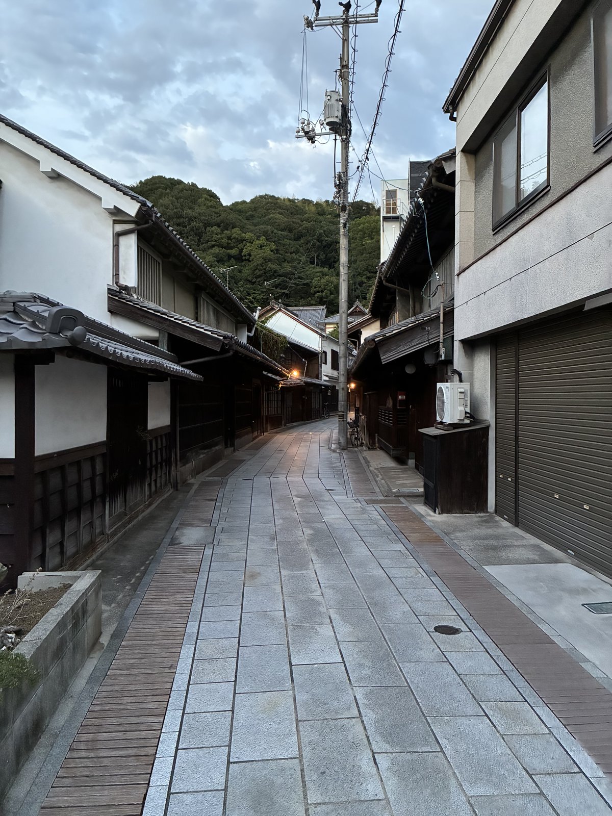 日が落ちるころの保存地区の通り。街灯が点きはじめています