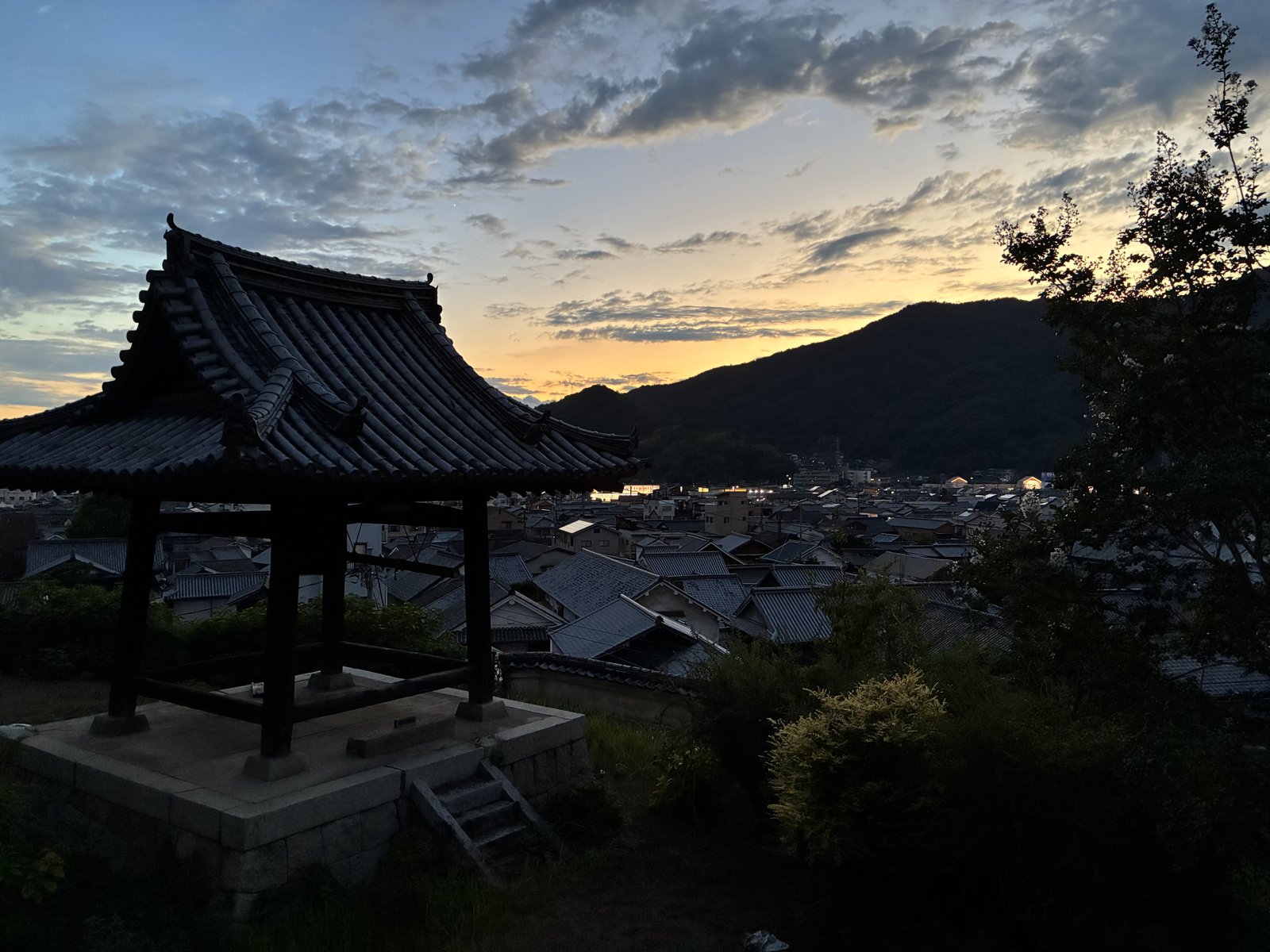 夕方の竹原。普明閣のあたりから町並みを見下ろします