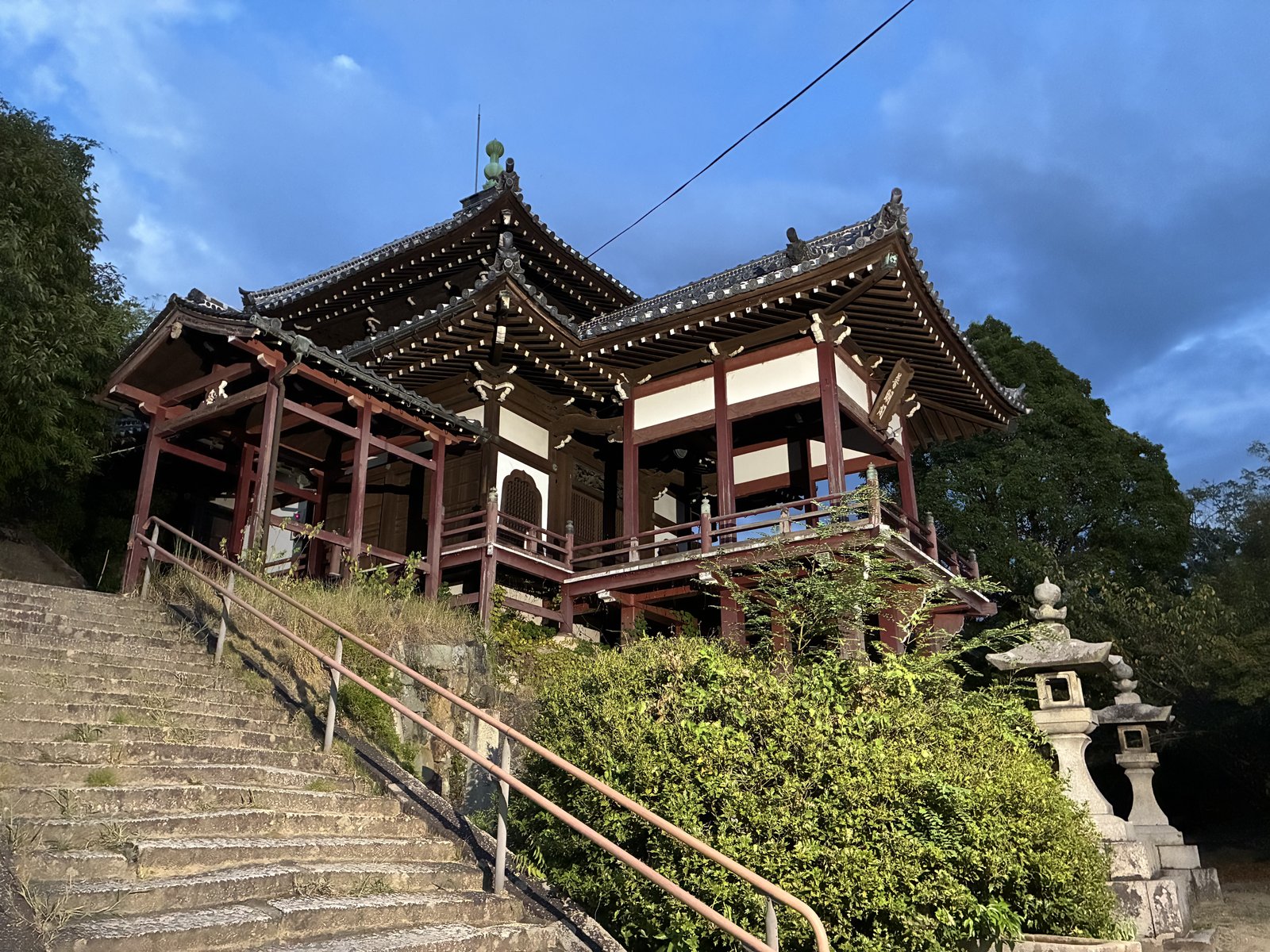 普明閣。石段の上に舞台のように張り出しています