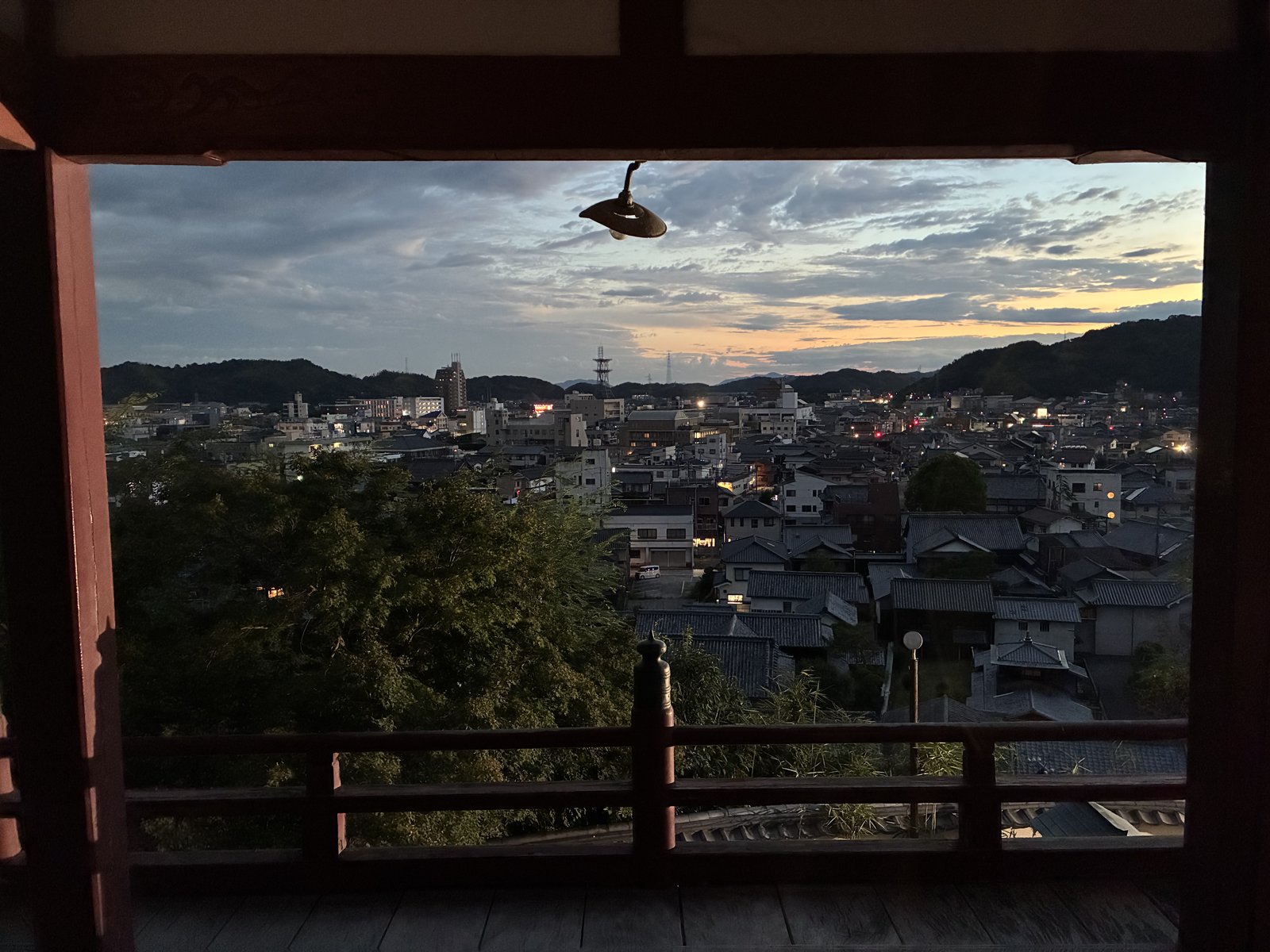 普明閣のお堂から見下ろした町並みと山