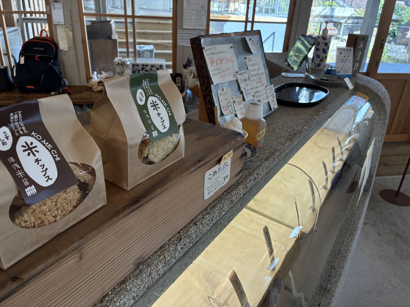旧駅舎の売店のカウンター。午後3時半のケースは、ほとんど空になっていました