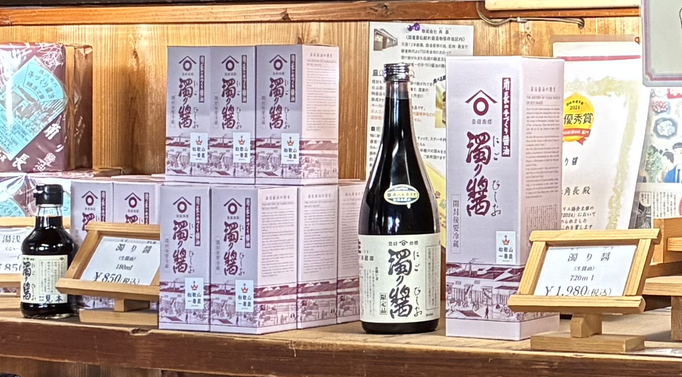 角長本店の売店の棚。濁り醤の180mlと720mlの瓶と値札