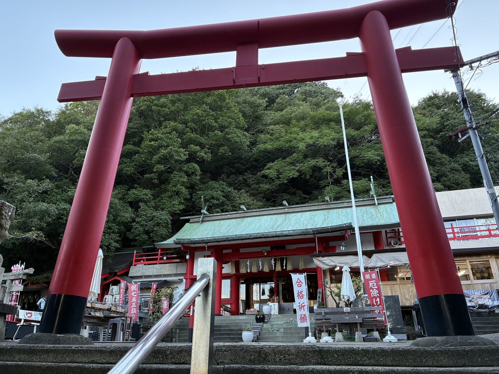阿波おどり会館の隣にある天神社の赤い鳥居と社殿