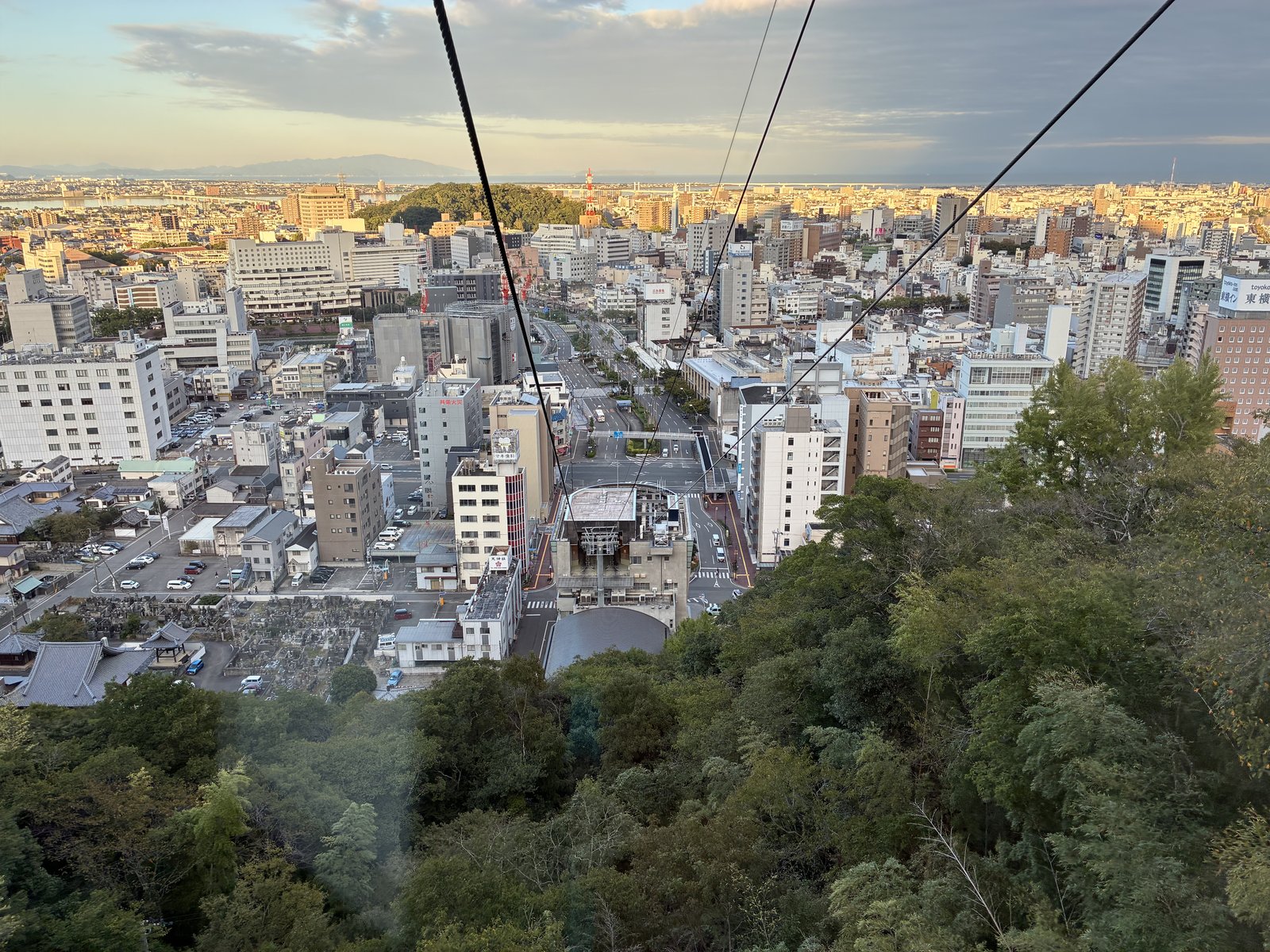 眉山ロープウェイの上りのゴンドラの窓から見た徳島の街とケーブル