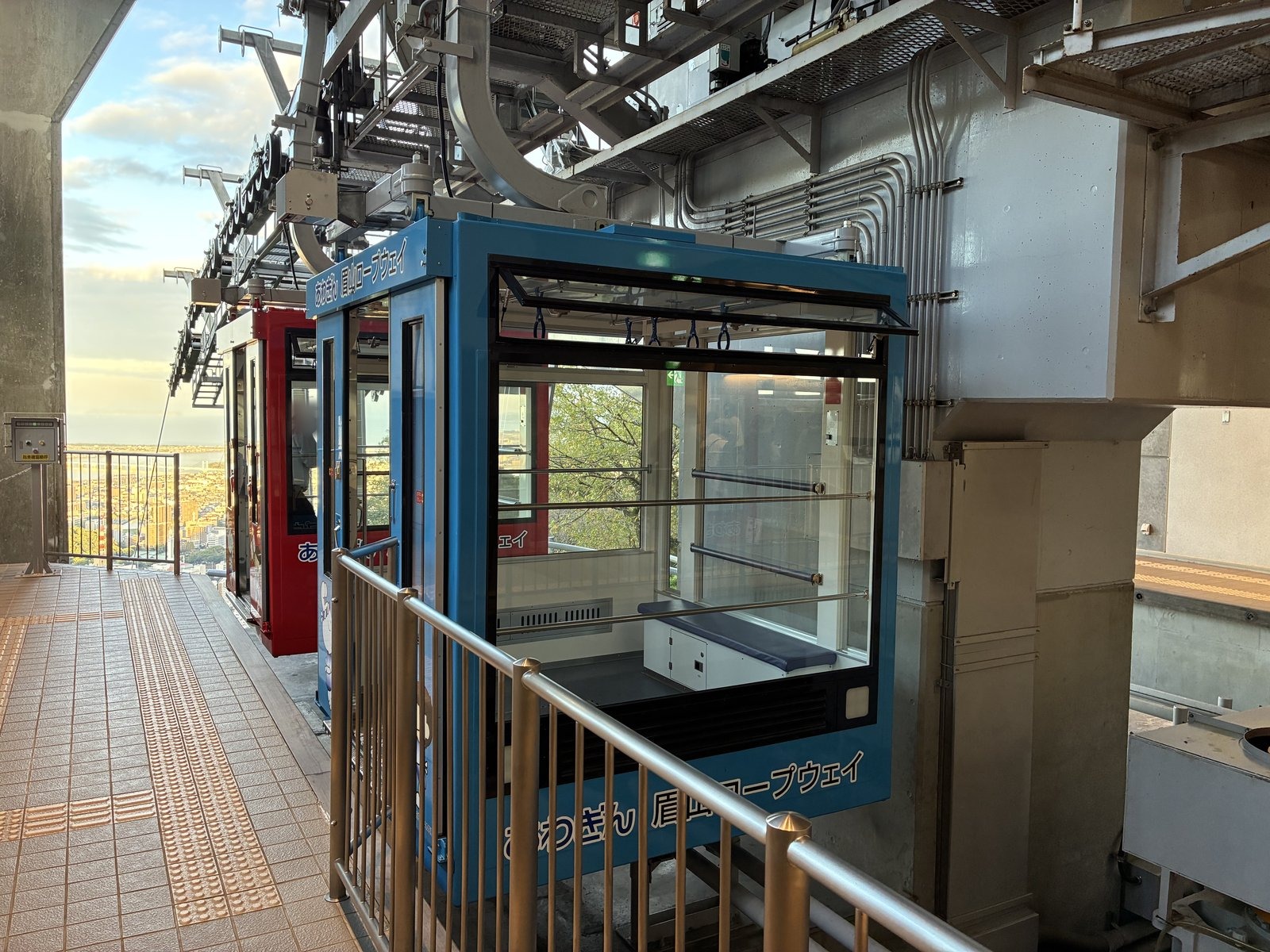 眉山ロープウェイの山頂駅に着いた青いゴンドラ