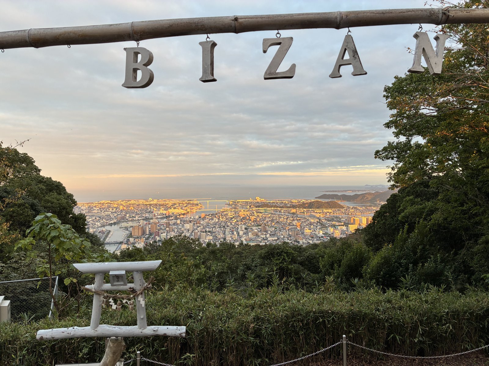眉山の山頂にあるBIZANの文字のオブジェと、その向こうの徳島の街