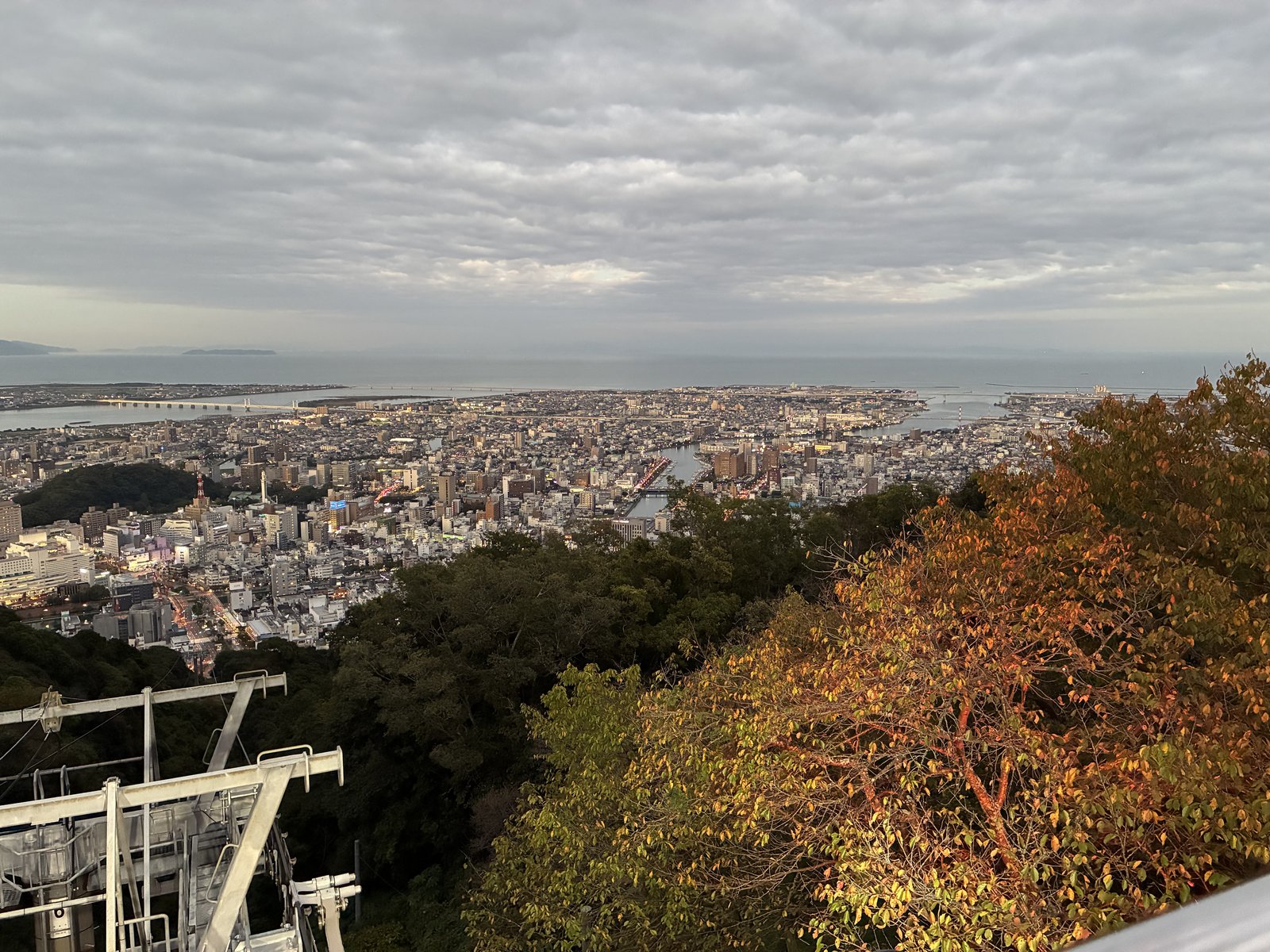 日の入りの少しあとに眉山の山頂から見た徳島の街