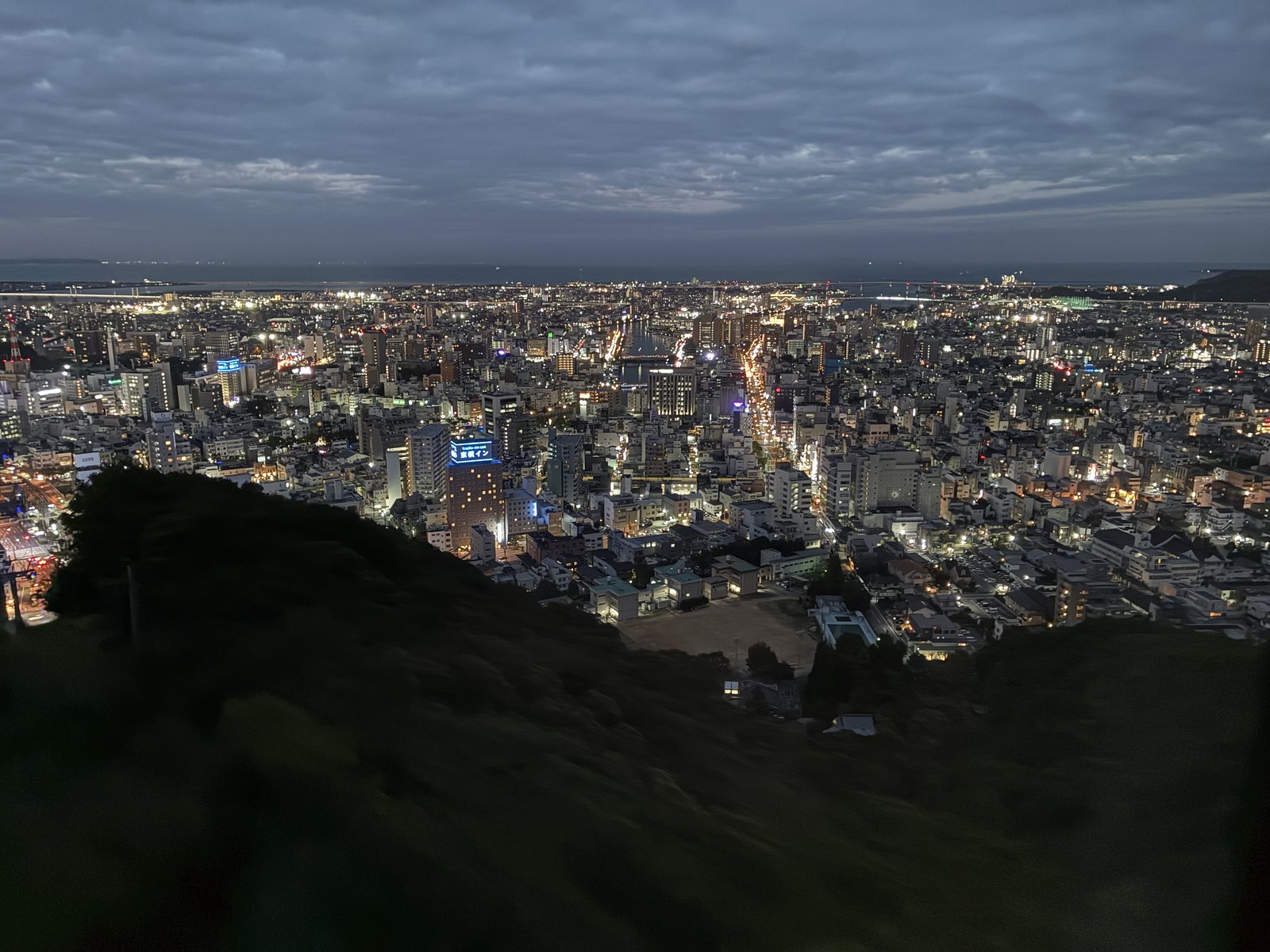 眉山ロープウェイの下りのゴンドラから見下ろした徳島の街の明かり