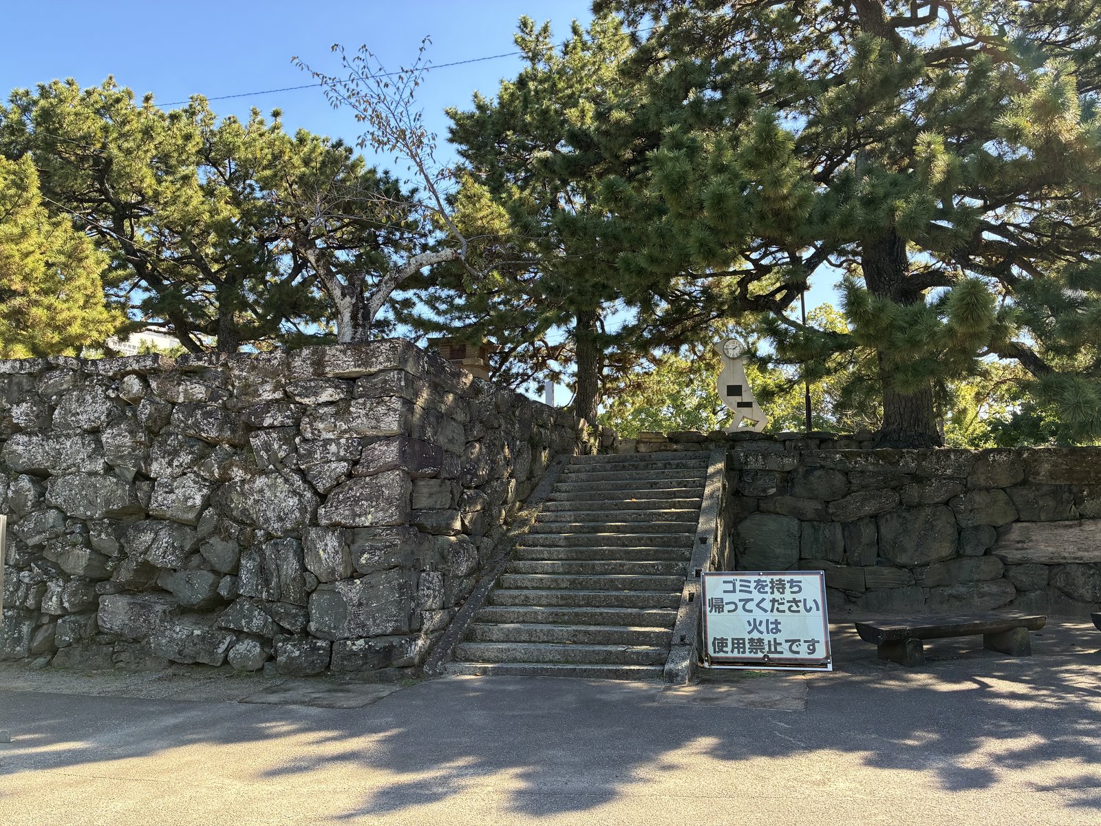 徳島中央公園（徳島城跡）の石垣と階段