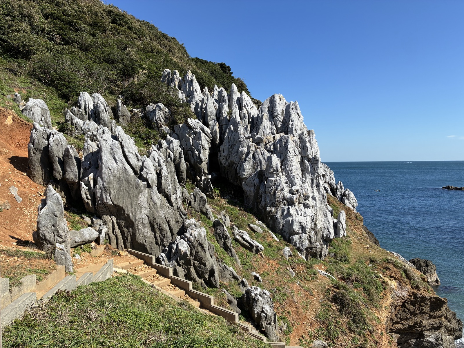 神島のカルスト地形の白い岩