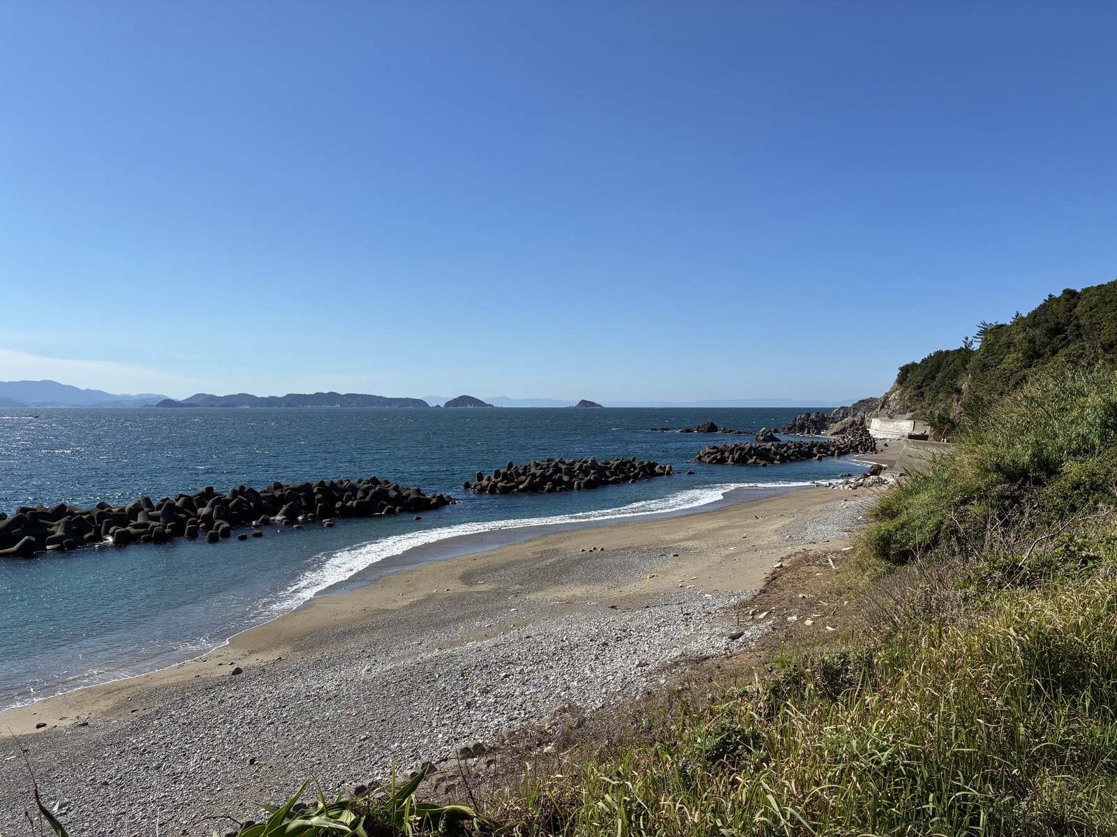 カルスト地形の先に見えた砂浜と海