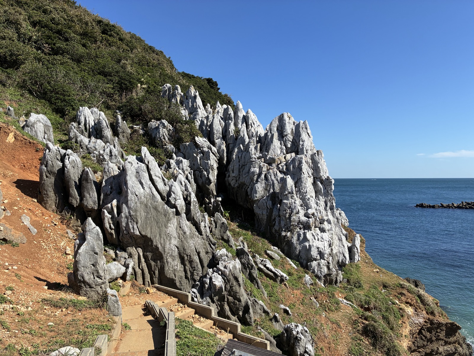 神島のカルスト地形