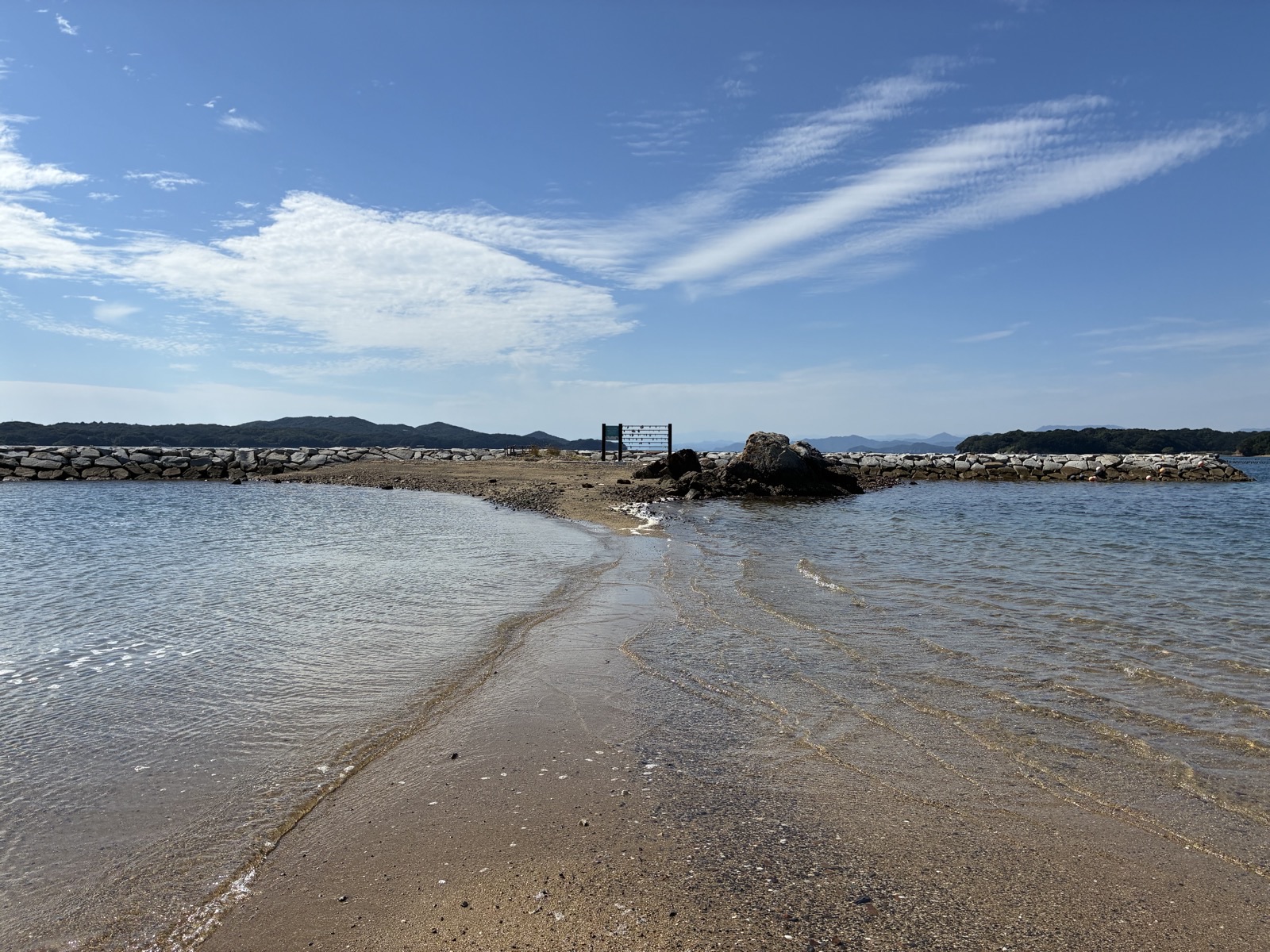 間崎島の、干潮のときにしか渡れない道