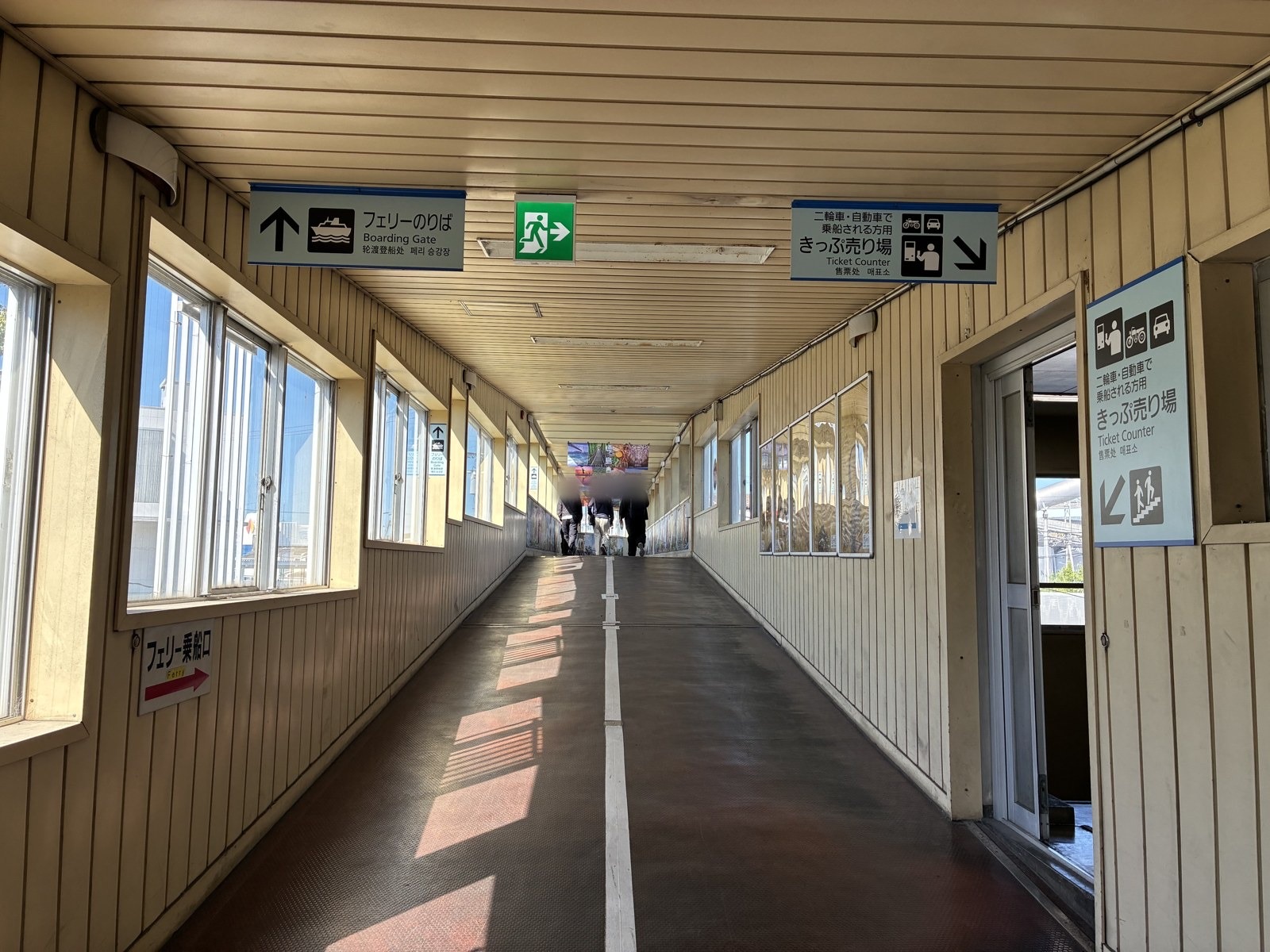 和歌山港駅から船ののりばへ続く、屋根のある長い通路