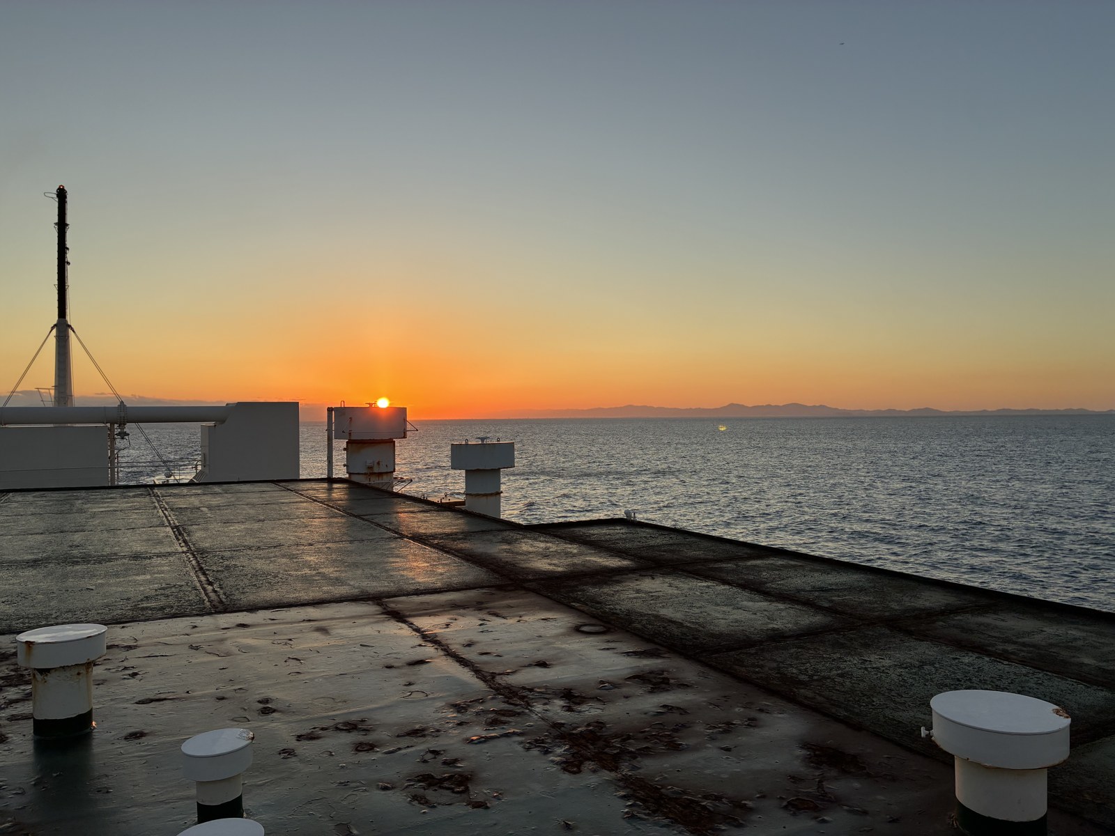 帰りの船の甲板から見た、海に沈む夕日