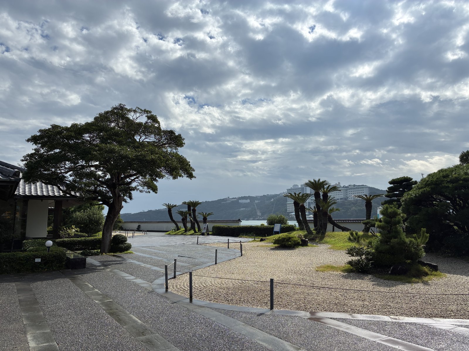 海を背にしたミキモト真珠島の庭と松