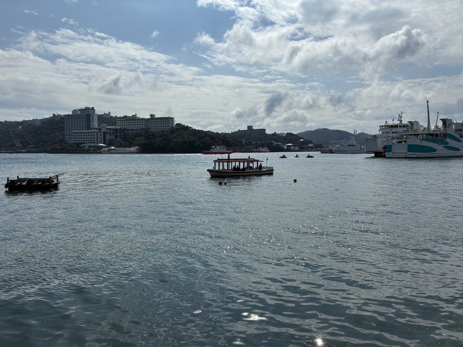 海女の実演の時間に鳥羽湾に浮かんでいた小舟