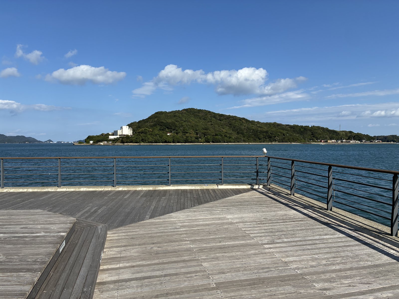鳥羽水族館を出たあとに歩いた海沿いの桟橋と鳥羽湾