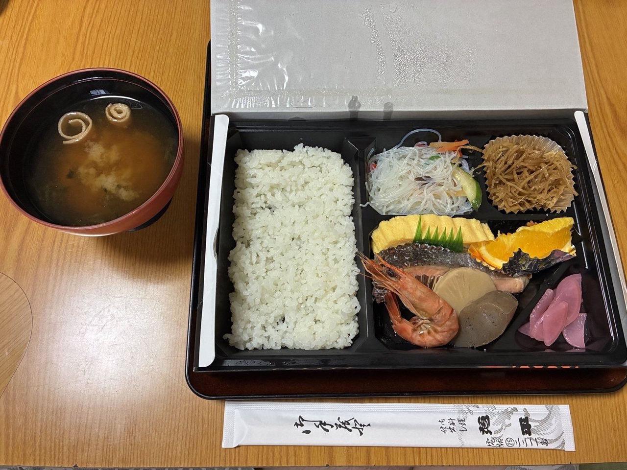 宿の朝ご飯の仕出しのお弁当とお味噌汁