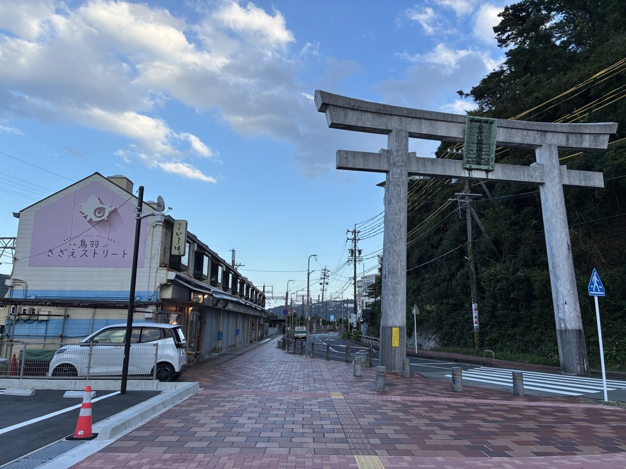 JR鳥羽駅前のサザエストリート。シャッターの閉まった店が並ぶ