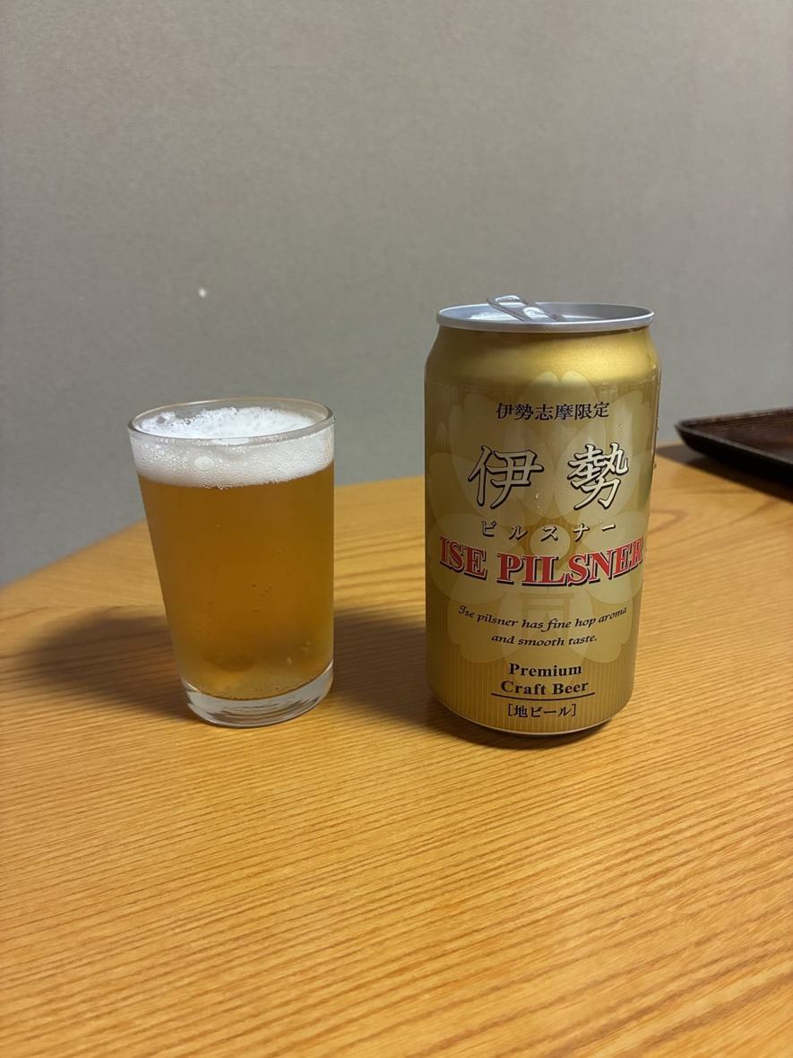 ぎゅーとらで買った伊勢のピルスナーの缶とグラス