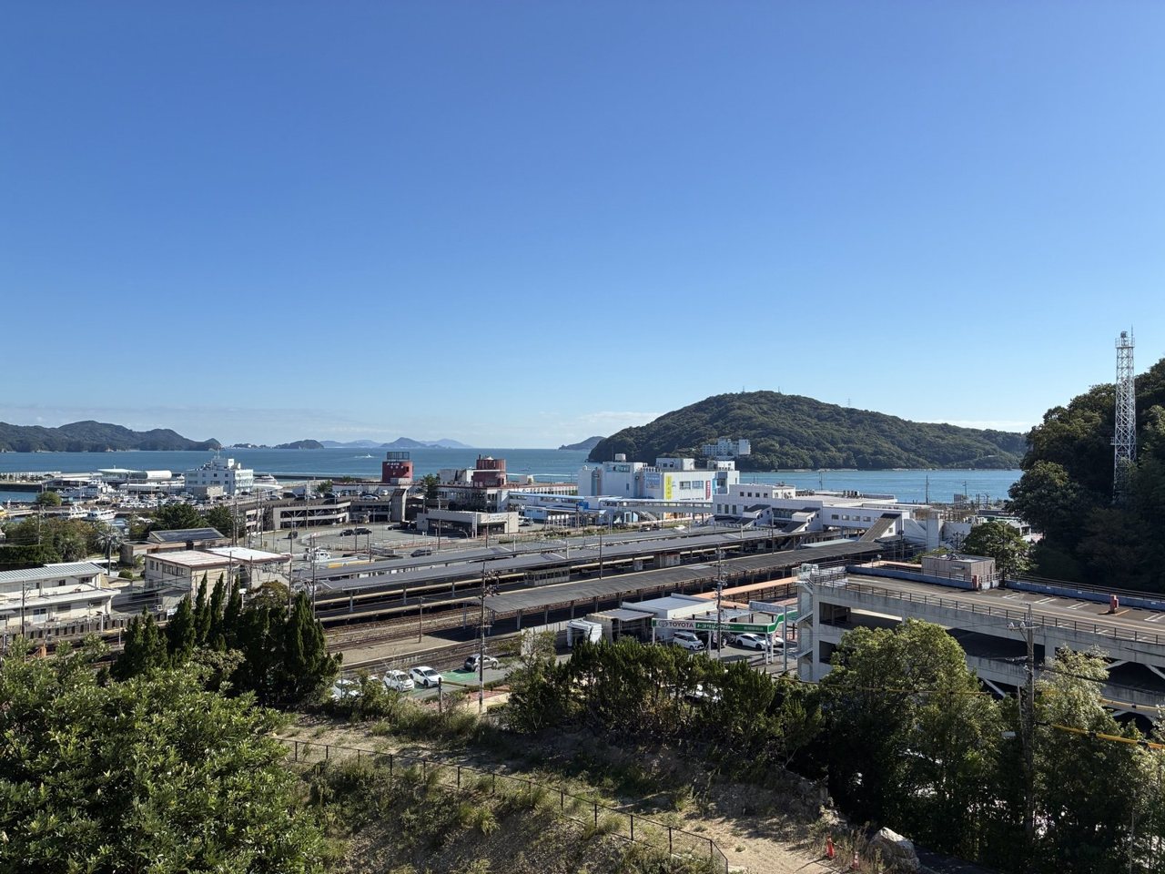 宿の部屋から見た朝の鳥羽駅と鳥羽湾
