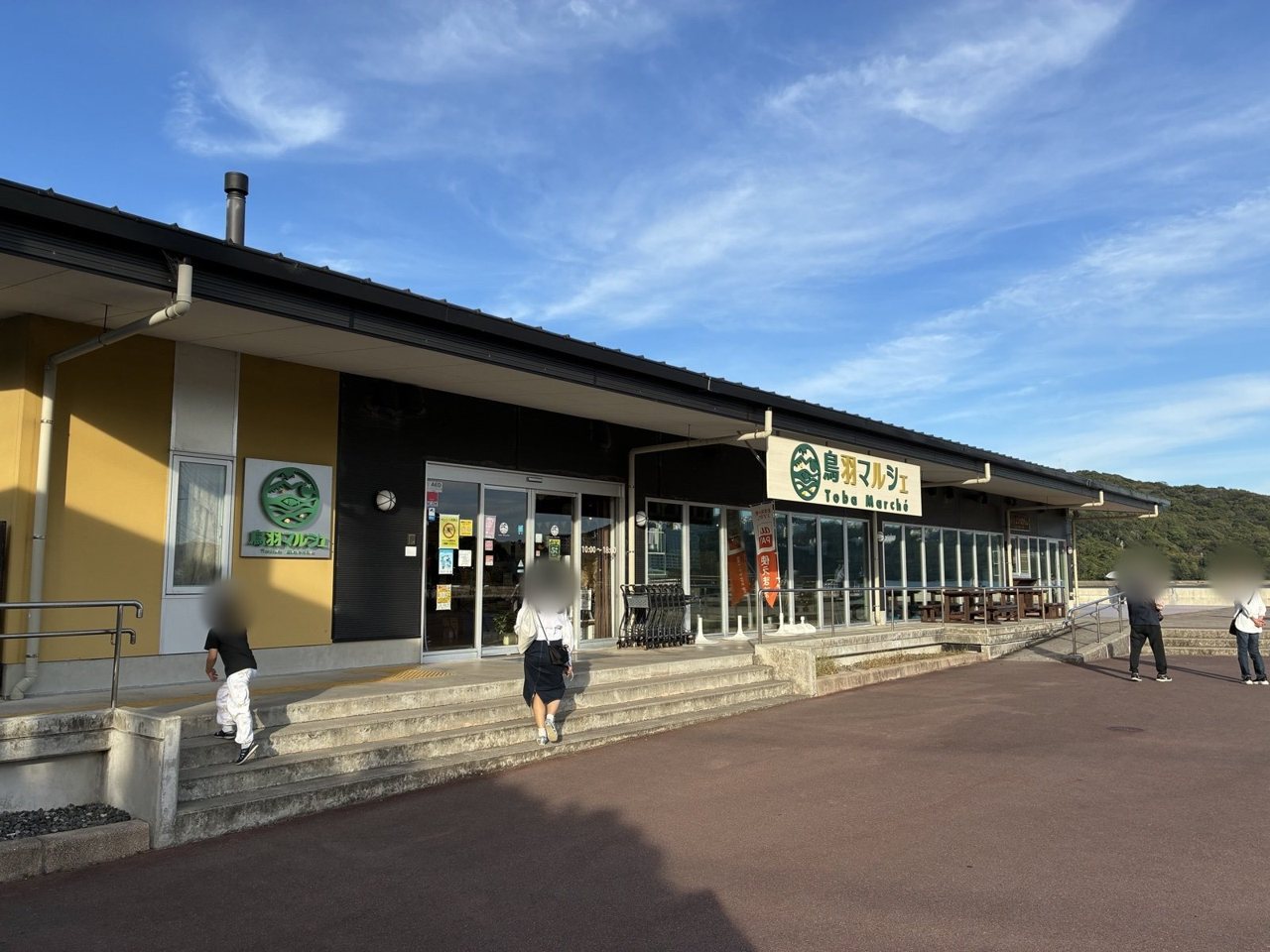 鳥羽マルシェの建物の入口
