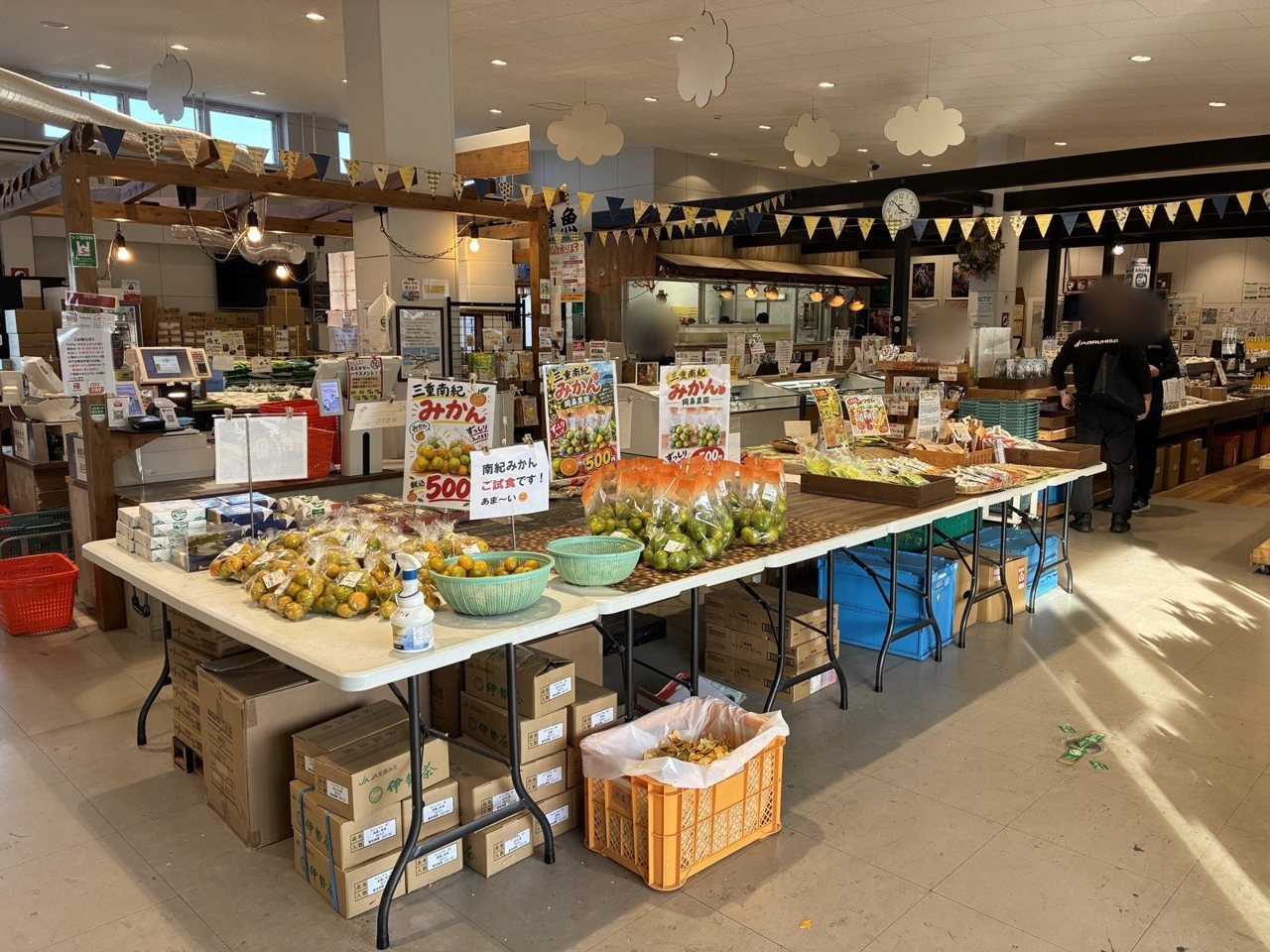鳥羽マルシェの野菜や果物が並ぶ売り場